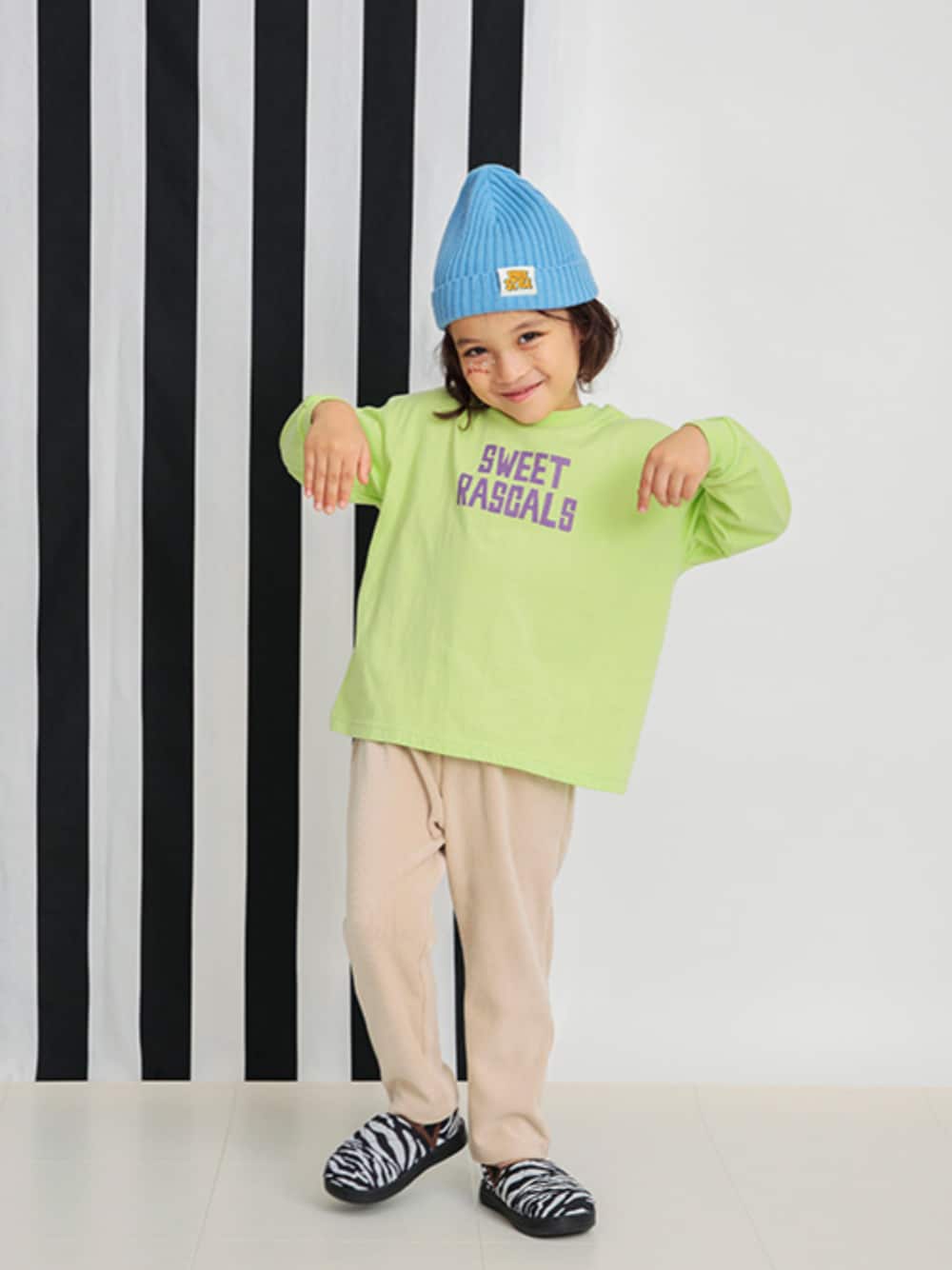 「F.O.Online Store、エフオーオンラインストア(F.O.Online Store)、BREEZE、ブリーズ、ハロウィン、halloween、ニット帽、長袖、ロンT、ゆったり、秋コーデ、カラーコーデ、キッズコーデ」｜「BREEZEのカラフルネオンニットキャップ（ニットキャップ/ビーニー、ブルー系）」を使った、F.O.OnlineStoreさん（キッズ・110cm）の秋コーディネートの1枚目の写真
