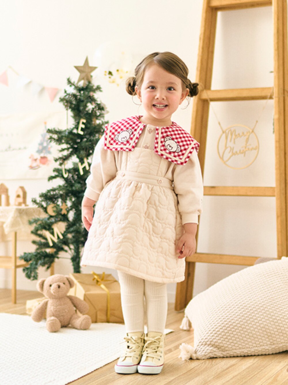 「★F.O.Online store CHRISTMAS Collection★、apres les cours、アプレレクール、キルティング、ジャンスカ、ギンガムチェック、ホワイト、お出かけコーデ、クリスマスに着たい服、ジャンパースカート、冬コーデ、くまさん、女の子、トレーナー、きれい目カジュアル」｜「apres les coursのリブタイツ（タイツ/ストッキング、ホワイト系）」を使った、F.O.OnlineStoreさん（キッズ・110cm）の冬コーディネートの1枚目の写真