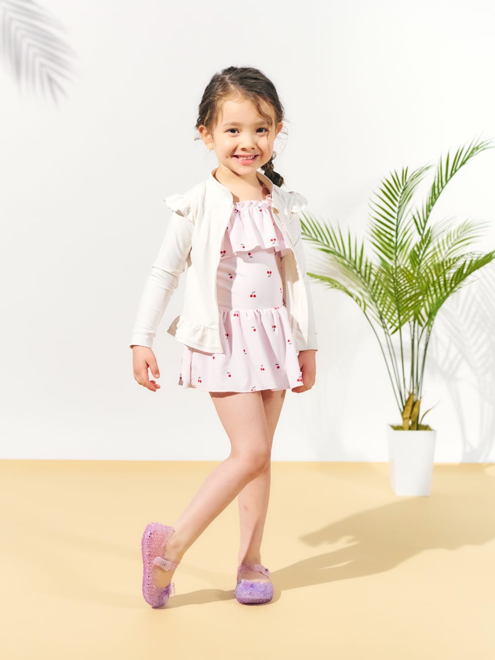 「F.O.Online Store、エフオーオンラインストア(F.O.Online Store)、apres les cours、アプレレクール、キッズコーデ、キッズファッション、女の子、女の子コーデ、水着、ワンピース、サンダル、ラッシュガード、プール、海、レイヤードスタイル」｜「apres les coursのさくらんぼ・ひまわり・ハート柄ワンピース水着（水着、ピンク系）」を使った、F.O.OnlineStoreさん（キッズ・110cm）の夏コーディネートの1枚目の写真