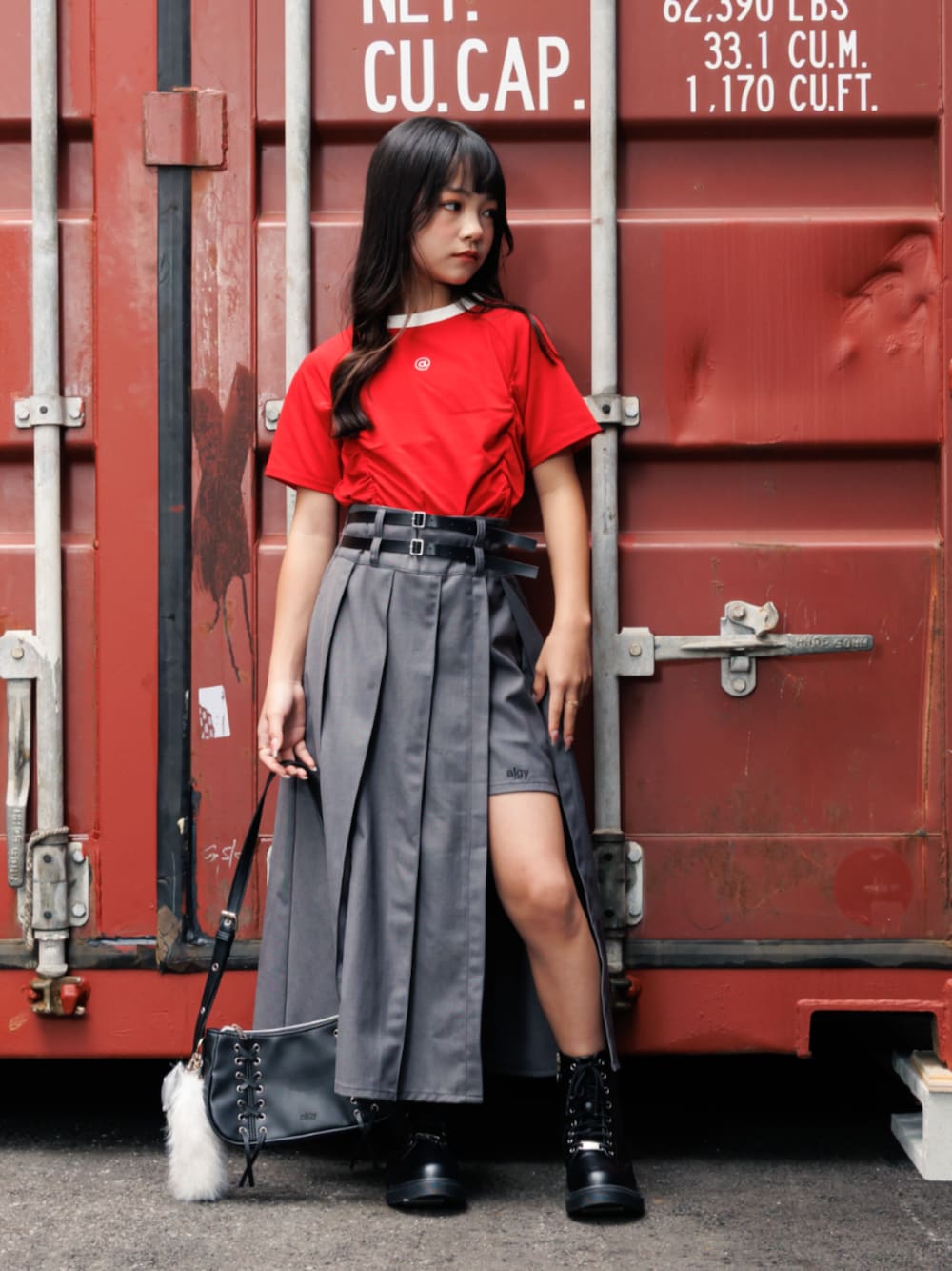 「F.O.Online Store、エフオーオンラインストア(F.O.Online Store)、ALGY、アルジー、キッズコーデ、キッズファッション、女の子、カジュアル、お出かけコーデ、ストリート系、テーマパークコーデ、韓国子供服、スカート、カラーコーデ、ショルダーバッグ」｜「algyのギャザーミニトップス（Tシャツ/カットソー、レッド系）」を使った、F.O.OnlineStoreさん（キッズ・140cm）の夏コーディネートの1枚目の写真