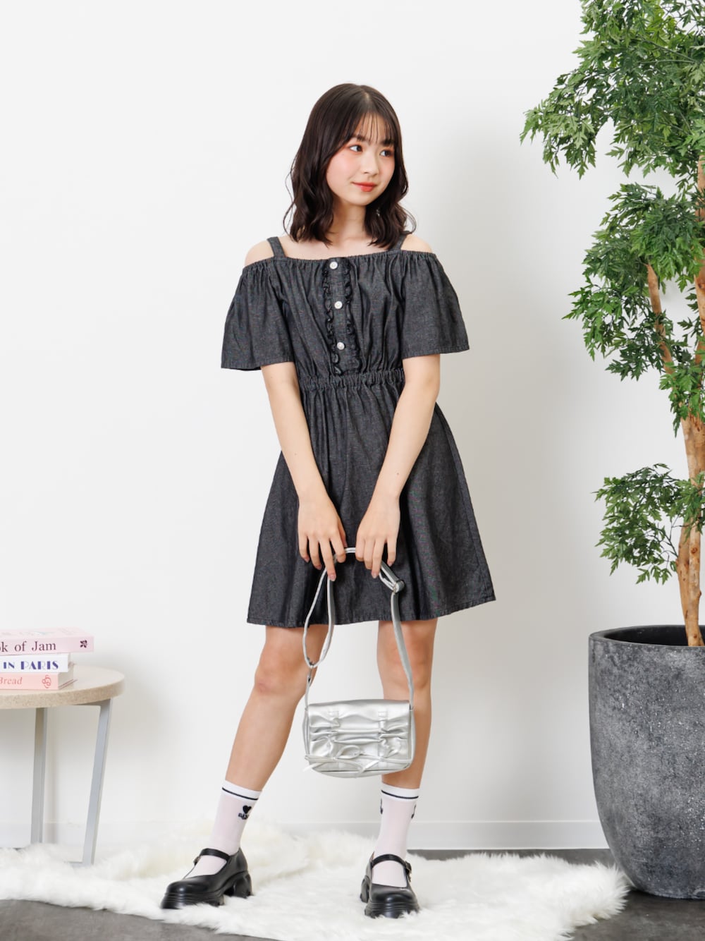 「F.O.Online Store、エフオーオンラインストア(F.O.Online Store)、ALGY、アルジー、キッズコーデ、キッズファッション、女の子、女の子コーデ、お出かけコーデ、ワンピース、デニム、２ＷＡＹ、靴下チラ見せ、ローファー、モノトーン」｜「algyの2WAYオフショルワンピ（ワンピース、ブラック系）」を使った、F.O.OnlineStoreさん（キッズ・154cm）の春コーディネートの1枚目の写真
