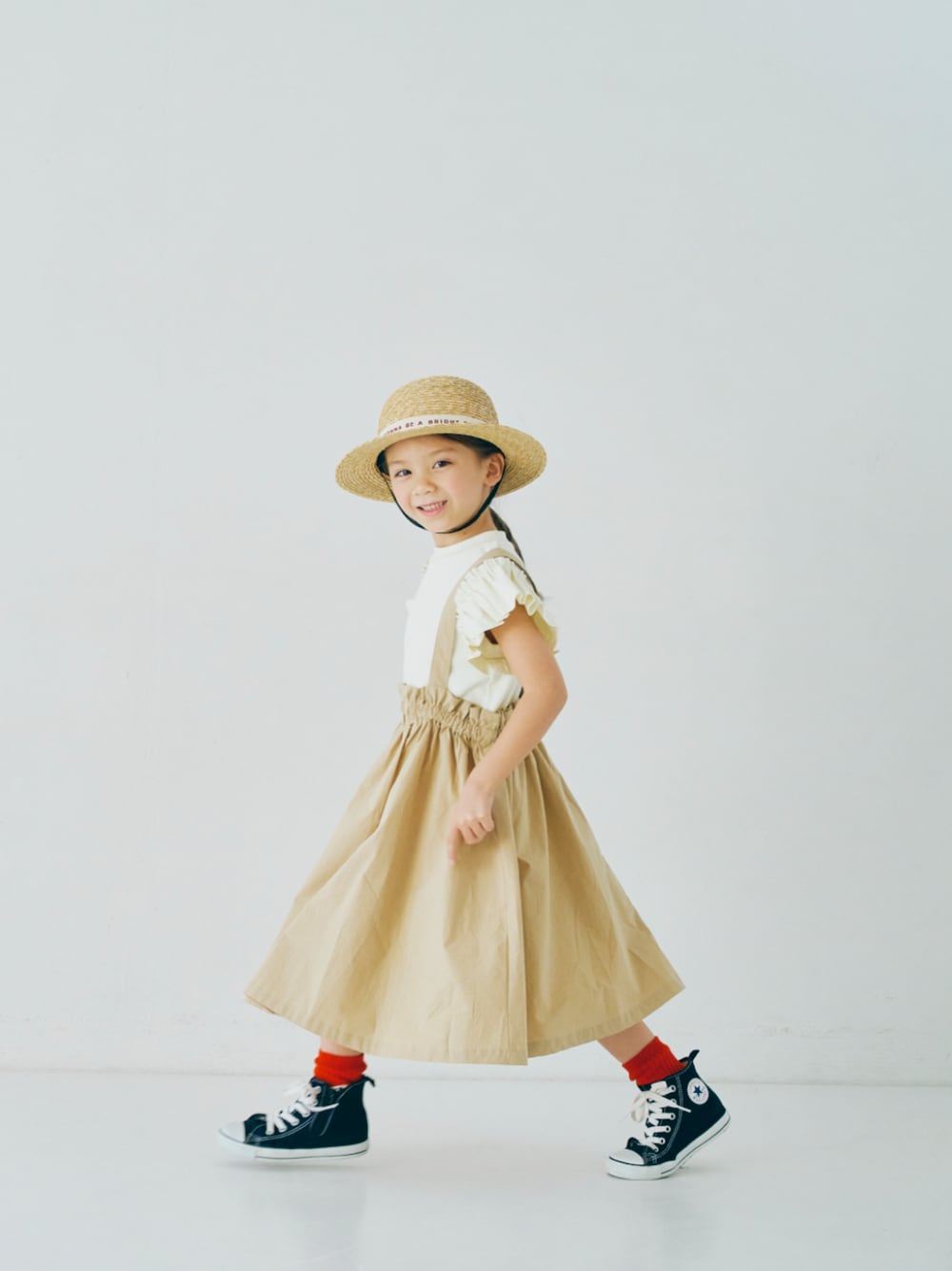 「F.O.Online Store、エフオーオンラインストア(F.O.Online Store)、p.premier、ピードットプルミエ、キッズコーデ、キッズファッション、女の子、女の子コーデ、ジャンパースカート、ハット、靴下チラ見せ、お出かけコーデ、夏コーデ、夏服、スカート」｜「p.premierの【2WAY】サスペンダースカート&フリル袖トップスセット（ジャンパースカート、ベージュ系）」を使った、F.O.OnlineStoreさん（キッズ・110cm）の春コーディネートの1枚目の写真