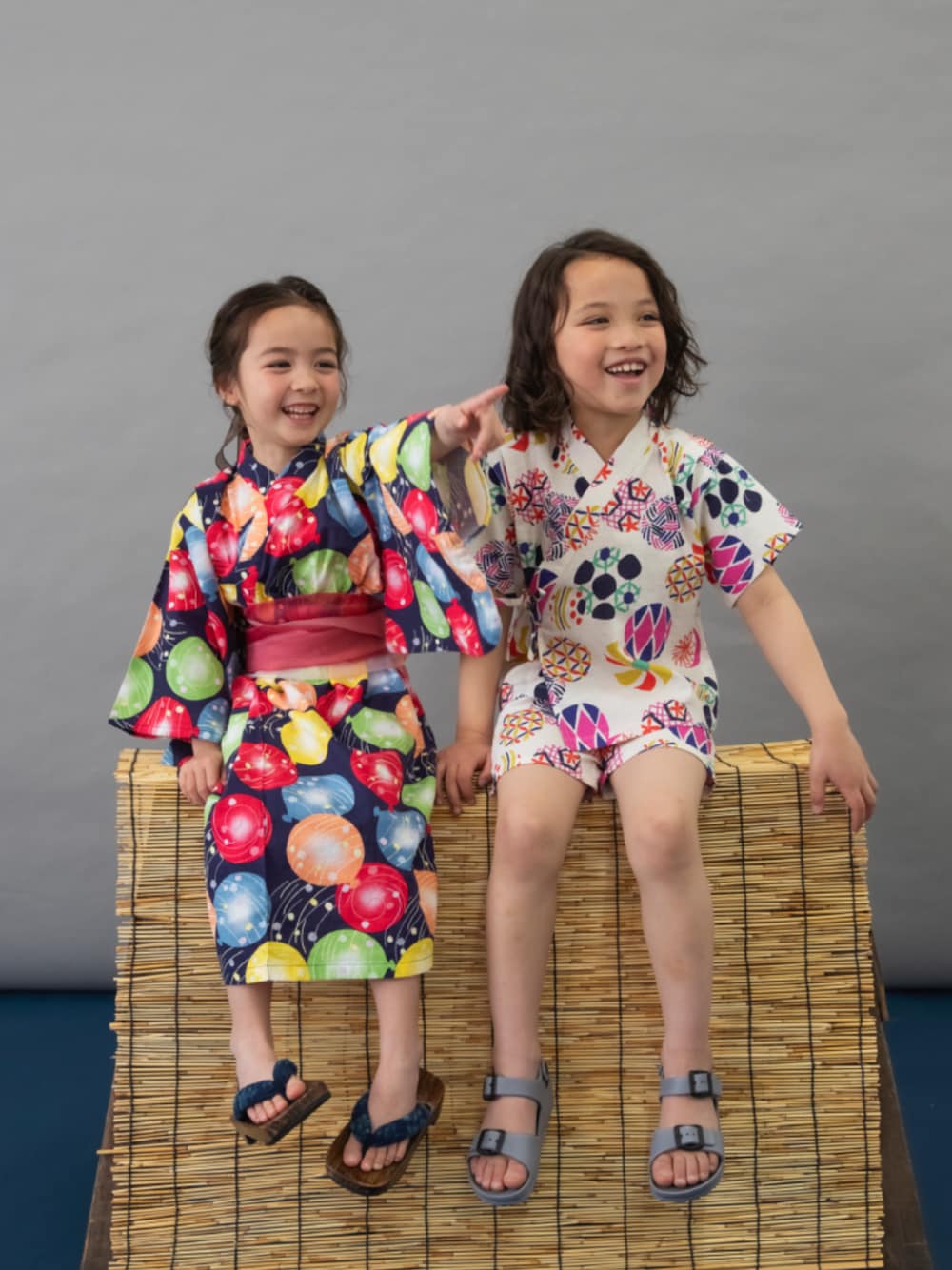 「F.O.Online Store、エフオーオンラインストア(F.O.Online Store)、BREEZE、ブリーズ、キッズコーデ、キッズファッション、男の子、女の子、浴衣、甚平、夏コーデ、夏服、カジュアルコーデ、夏祭り、サンダル」｜「BREEZEのEVAサンダル（サンダル、グレー系）」を使った、F.O.OnlineStoreさん（キッズ・110cm）の春コーディネートの1枚目の写真