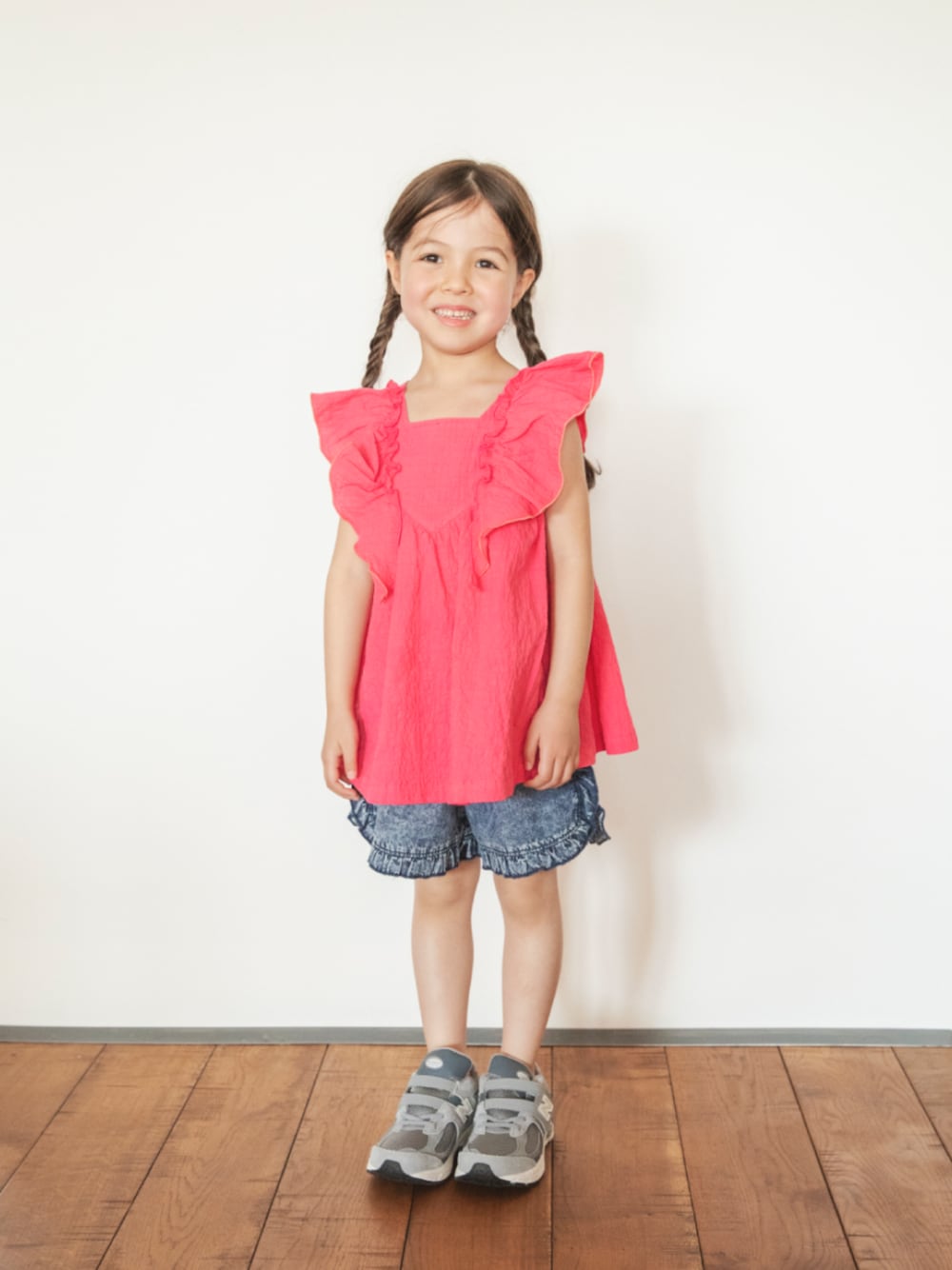 「F.O.Online Store、エフオーオンラインストア(F.O.Online Store)、BREEZE、ブリーズ、キッズコーデ、キッズファッション、女の子、女の子コーデ、ハーフパンツ、デニム、チュニック、シンプルコーデ、プチプラ、きれいめカジュアル、お出かけコーデ」｜「BREEZEの【ジュニア対応】フリルショートパンツ（その他パンツ、ブルー系）」を使った、F.O.OnlineStoreさん（キッズ・110cm）の春コーディネートの1枚目の写真
