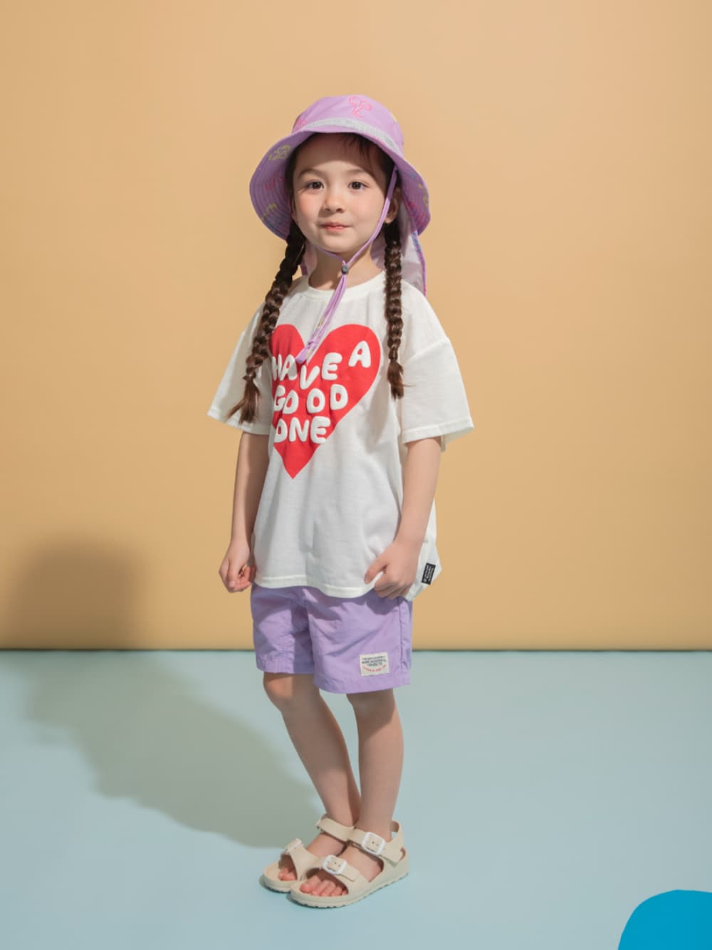 「F.O.Online Store、エフオーオンラインストア(F.O.Online Store)、BREEZE、ブリーズ、キッズコーデ、キッズファッション、女の子、ハット、アウトドアスタイル、ロゴT、ハーフパンツ、サンダル、夏休み、お出かけコーデ、プチプラ」｜「BREEZEのEVAサンダル（サンダル、ベージュ系）」を使った、F.O.OnlineStoreさん（キッズ・110cm）の夏コーディネートの1枚目の写真