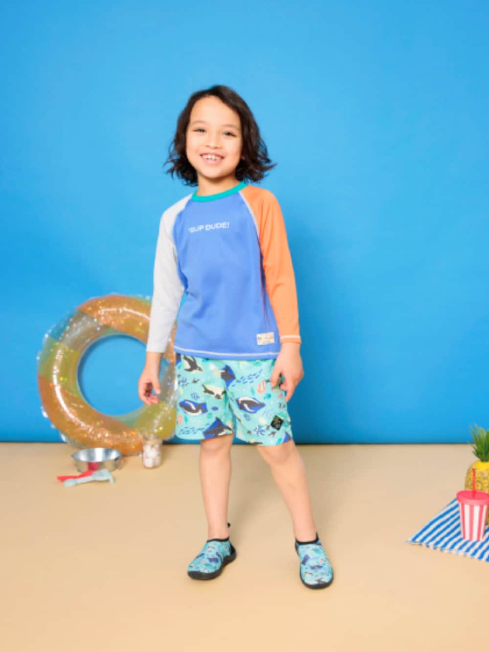 「F.O.Online Store、エフオーオンラインストア(F.O.Online Store)、BREEZE、ブリーズ、キッズコーデ、キッズファッション、男の子、男の子コーデ、水着、ラッシュガード、総柄、スイムウェア、スイムシューズ、プール、プチプラ」｜「BREEZEの【UVカット/ジュニア対応】長袖ラッシュガード（ラッシュガード、その他）」を使った、F.O.OnlineStoreさん（キッズ・110cm）の春コーディネートの1枚目の写真
