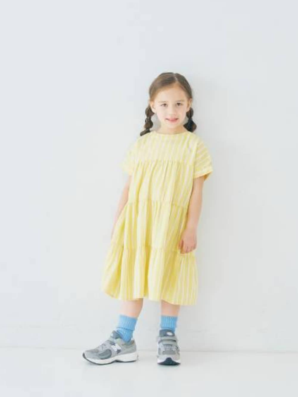 「F.O.Online Store、エフオーオンラインストア(F.O.Online Store)、p.premier、ピードットプルミエ、キッズコーデ、キッズファッション、女の子、女の子コーデ、ワンピース、ストライプ、靴下チラ見せ、お花見、春夏コーデ、春めき満開コーデ、２ＷＡＹ」｜「p.premierのイロチ買いしたいカラーリブソックス（ソックス/靴下、ブルー系）」を使った、F.O.OnlineStoreさん（キッズ・110cm）の春コーディネートの1枚目の写真