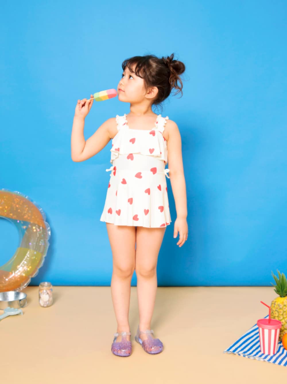 「F.O.Online Store、エフオーオンラインストア(F.O.Online Store)、BREEZE、ブリーズ、キッズコーデ、キッズファッション、女の子、水着、ワンピース、サンダル、プール、スイムウェア、お出かけコーデ、夏コーデ、プチプラ」｜「BREEZEのジェリーサンダル（サンダル、パープル系）」を使った、F.O.OnlineStoreさん（キッズ・110cm）の夏コーディネートの1枚目の写真