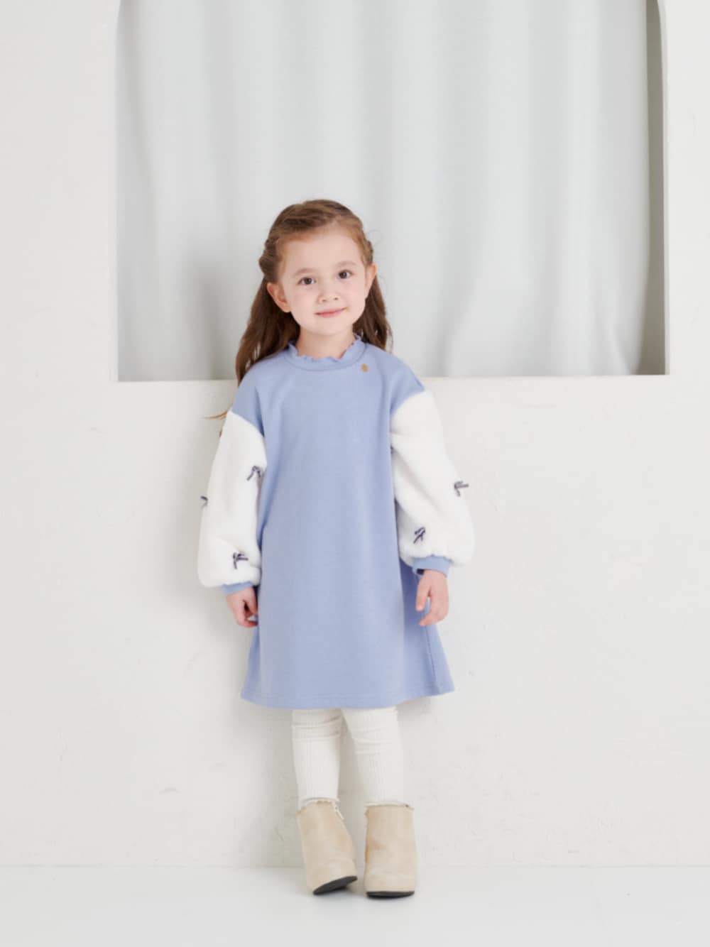 「F.O.Online Store、エフオーオンラインストア(F.O.Online Store)、apres les cours、アプレレクール、ワンピース、リボン、ボア、冬ワンピース、ラベンダー、ガーリー、ブーツ、女の子、冬コーデ、冬、おんなのこ」｜「apres les coursのリボンパールショートブーツ（ブーツ、ベージュ系）」を使った、F.O.OnlineStoreさん（キッズ・110cm）の秋コーディネートの1枚目の写真