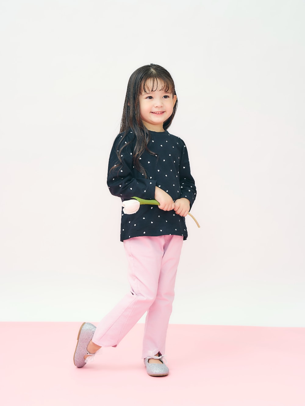 「F.O.Online Store、エフオーオンラインストア(F.O.Online Store)、apres les cours、アプレレクール、キッズコーデ、キッズファッション、女の子、女の子コーデ、ロンT、春服、春めき満開コーデ、お出かけコーデ、きれいめカジュアル、プチプラ、パンプス」｜「apres les coursのチューリップきゅんパンツ（その他パンツ、ピンク系）」を使った、F.O.OnlineStoreさん（キッズ・110cm）の春コーディネートの1枚目の写真