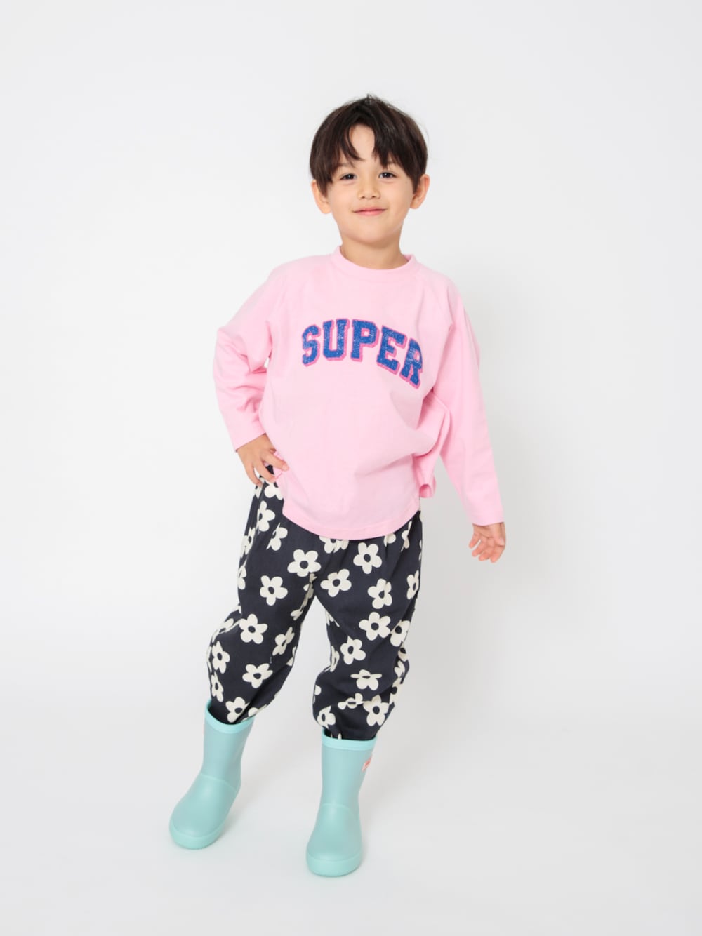 「F.O.Online Store、エフオーオンラインストア(F.O.Online Store)、BREEZE、ブリーズ、キッズコーデ、キッズファッション、男の子、ユニセックス、ロンT、ピンクシャツ、パンツスタイル、総柄、雨の日コーデ、長靴、カジュアルコーデ」｜「BREEZEの6柄ラグランロンT（Tシャツ/カットソー、ピンク系）」を使った、F.O.OnlineStoreさん（キッズ・110cm）の夏コーディネートの1枚目の写真