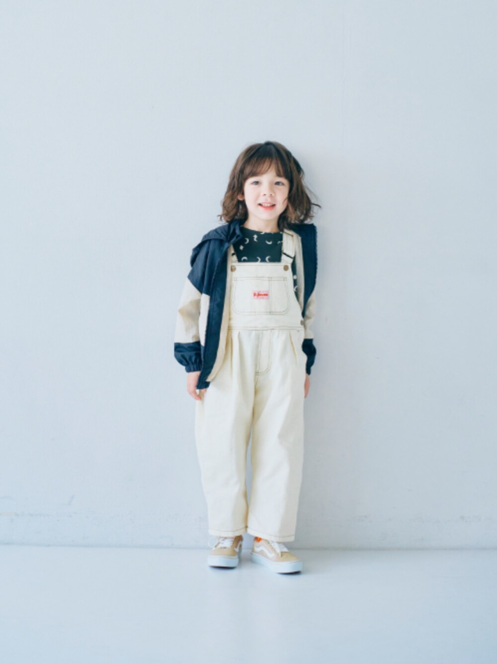 「F.O.Online Store、エフオーオンラインストア(F.O.Online Store)、p.premier、ピードットプルミエ、キッズコーデ、キッズファッション、ロンT、総柄、サロペット、靴下チラ見せ、カジュアル、カジュアルコーデ、ユニセックス、男の子、春アウター」｜「p.premierのネオンカラーリブソックス（ソックス/靴下、オレンジ系）」を使った、F.O.OnlineStoreさん（キッズ・110cm）の春コーディネートの1枚目の写真