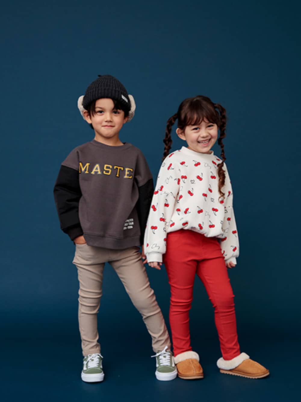 「F.O.Online Store、エフオーオンラインストア(F.O.Online Store)、BREEZE、ブリーズ、スウェット、トレーナー、あったかコーデ、裏起毛、パンツスタイル、ニット帽、キッズコーデ、冬コーデ、冬、さくらんぼ、ムートンブーツ」｜「BREEZEのショートファーブーツ（ブーツ、ベージュ系）」を使った、F.O.OnlineStoreさん（キッズ・110cm）の秋コーディネートの1枚目の写真