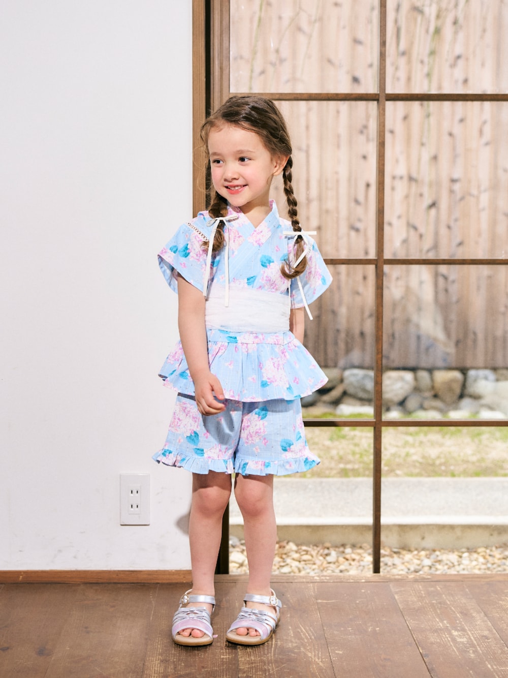 「F.O.Online Store、エフオーオンラインストア(F.O.Online Store)、apres les cours、アプレレクール、キッズコーデ、キッズファッション、女の子、女の子コーデ、浴衣、甚平、夏コーデ、夏、夏休み、夏祭り、お出かけコーデ」｜「apres les coursのリボンゴム・クリップヘアアレンジセット（その他ヘアアクセサリー、ホワイト系）」を使った、F.O.OnlineStoreさん（キッズ・110cm）の春コーディネートの1枚目の写真