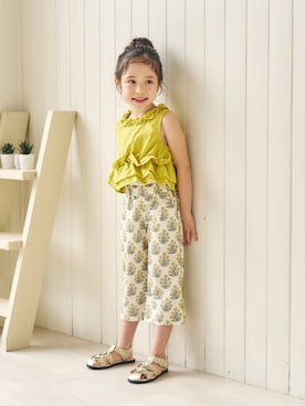 「apres les cours（アプレレクール）のフラワーグルカサンダル（サンダル、ゴールド系）」を使った、F.O.OnlineStoreさん（キッズ・110cm）の春コーディネート