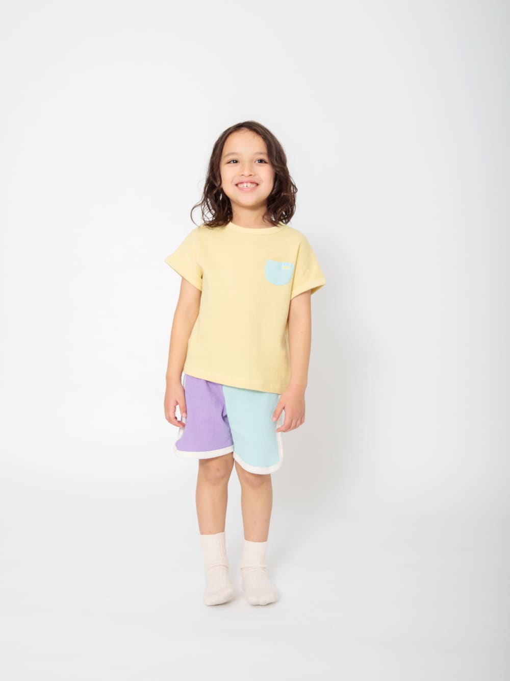 「F.O.Online Store、エフオーオンラインストア(F.O.Online Store)、BREEZE、ブリーズ、キッズコーデ、キッズファッション、男の子、ユニセックス、パジャマ、淡色コーデ、プチプラ、セットアップ、春夏コーデ、ハーフパンツ、きれいめカジュアル」｜「BREEZEの【ジュニア対応】ワッフルパジャマ（ルームウェア/パジャマ、イエロー系）」を使った、F.O.OnlineStoreさん（キッズ・110cm）の春コーディネートの1枚目の写真