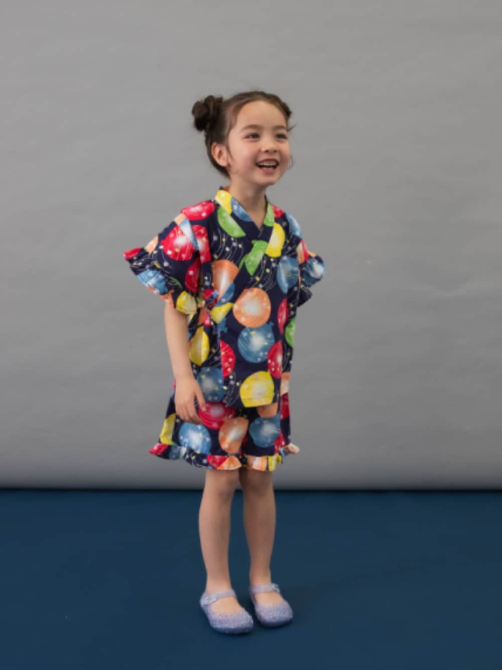 「F.O.Online Store、エフオーオンラインストア(F.O.Online Store)、BREEZE、ブリーズ、キッズコーデ、キッズファッション、女の子、女の子コーデ、浴衣、甚平、夏コーデ、サンダル、お出かけコーデ、ネイビー、セットアップ」｜「BREEZEのジェリーパンプス（サンダル、ブルー系）」を使った、F.O.OnlineStoreさん（キッズ・110cm）の春コーディネートの1枚目の写真