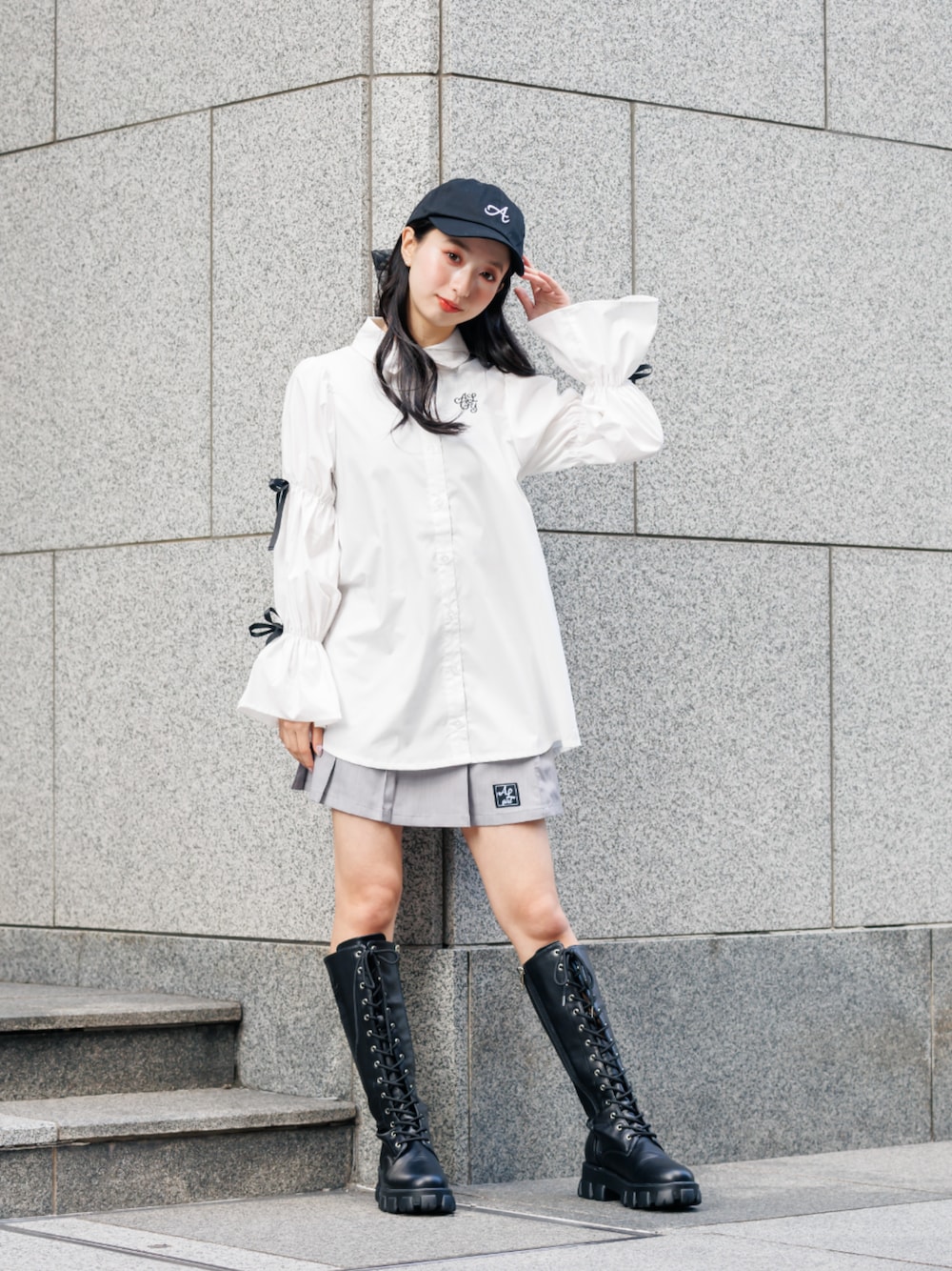 「F.O.Online Store、エフオーオンラインストア(F.O.Online Store)、ALGY、アルジー、キッズコーデ、キッズファッション、女の子、お出かけコーデ、カジュアルガーリー、カジュアルコーデ、スカート、ブーツ、モノトーン、キャップ、シャツスタイル」｜「algyの2WAYチュールりぼんキャップ（キャップ、ブラック系）」を使った、F.O.OnlineStoreさん（キッズ・154cm）の春コーディネートの1枚目の写真
