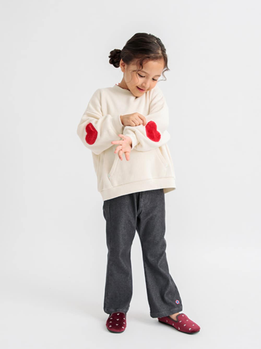 「F.O.Online Store、エフオーオンラインストア(F.O.Online Store)、BREEZE、ブリーズ、ワッペン、ハート、トレーナー、ゆったり、女の子、カジュアル、フレアパンツ、パンプス、おでかけコーデ、秋冬コーデ、キッズコーデ」｜「BREEZEのイロイロパッチトレーナー（スウェット、ホワイト系）」を使った、F.O.OnlineStoreさん（キッズ・110cm）の秋コーディネートの1枚目の写真