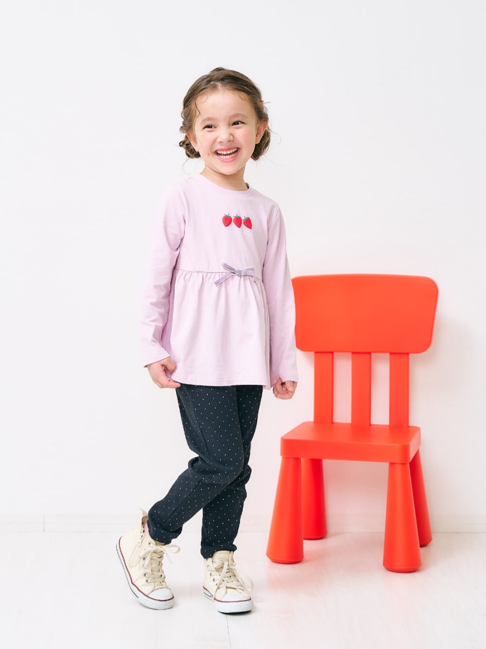 「F.O.Online Store、エフオーオンラインストア(F.O.Online Store)、apres les cours、アプレレクール、キッズコーデ、キッズファッション、女の子、女の子コーデ、夏服、シンプルコーデ、通学コーデ、通園コーデ、きれいめカジュアル、プチプラ、カジュアル」｜「apres les coursのバックフリルレギンス/7days Style pants（レギンス/スパッツ、ブラック系）」を使った、F.O.OnlineStoreさん（キッズ・110cm）の夏コーディネートの1枚目の写真