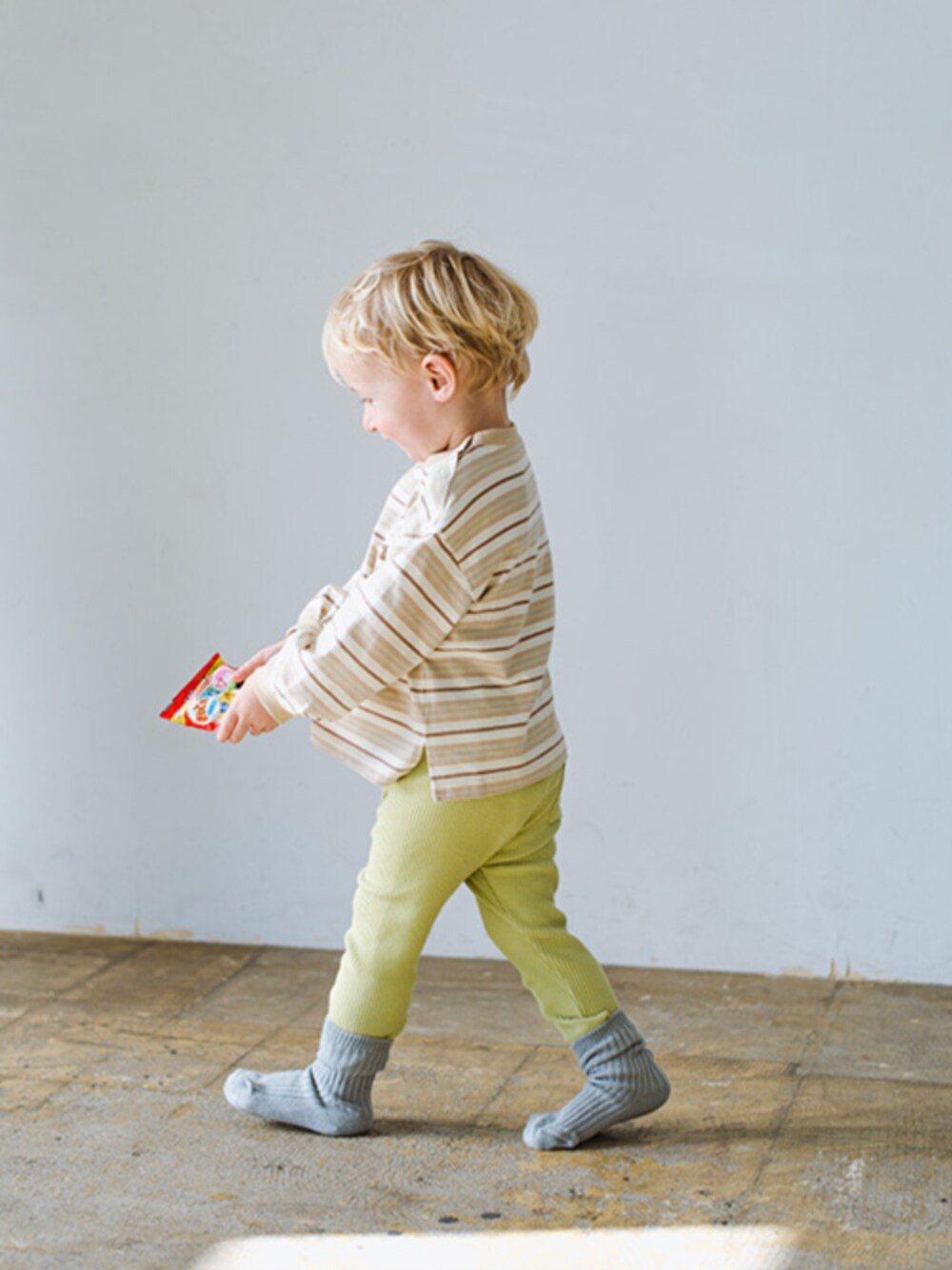 ベージュ系のTシャツ/カットソー、グリーン系のその他パンツ、グレー系のソックス/靴下を着用したキッズの春コーディネートの1枚目の写真