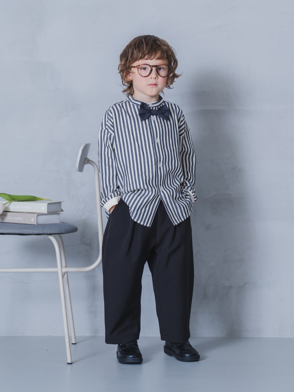 「F.O.Online Store、エフオーオンラインストア(F.O.Online Store)、p.premier、ピードットプルミエ、キッズコーデ、キッズファッション、 男の子、フォーマル、記念日コーデ、入園式、入学式、卒業式、卒園式、シャツスタイル、発表会」｜「p.premierの蝶ネクタイ付きバンドカラーシャツ_フォーマル対応（シャツ/ブラウス、ブラック系）」を使った、F.O.OnlineStoreさん（キッズ・110cm）の冬コーディネートの1枚目の写真