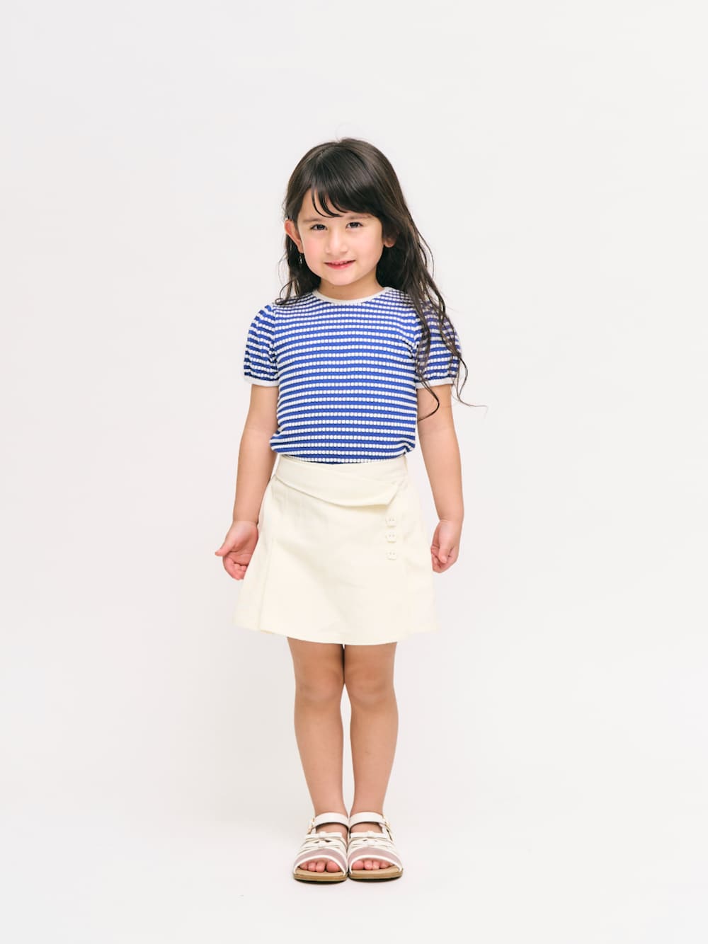 「F.O.Online Store、エフオーオンラインストア(F.O.Online Store)、apres les cours、アプレレクール、キッズコーデ、キッズファッション、女の子、女の子コーデ、ボーダー、スカート、サンダル、きれいめカジュアル、お出かけコーデ、プチプラ、シンプルコーデ」｜「apres les coursのリボンメッシュサンダル（サンダル、ホワイト系）」を使った、F.O.OnlineStoreさん（キッズ・110cm）の春コーディネートの1枚目の写真