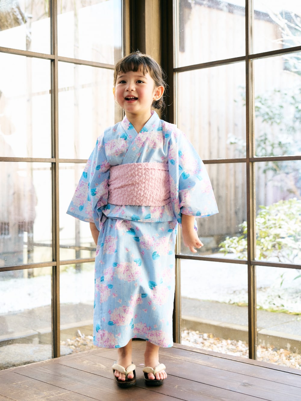 「F.O.Online Store、エフオーオンラインストア(F.O.Online Store)、apres les cours、アプレレクール、キッズコーデ、キッズファッション、女の子、女の子コーデ、夏コーデ、夏、夏休み、夏祭り、浴衣、お出かけコーデ、花柄」｜「apres les coursの【リンク】アプレのはんなり浴衣（浴衣、ブルー系）」を使った、F.O.OnlineStoreさん（キッズ・110cm）の春コーディネートの1枚目の写真