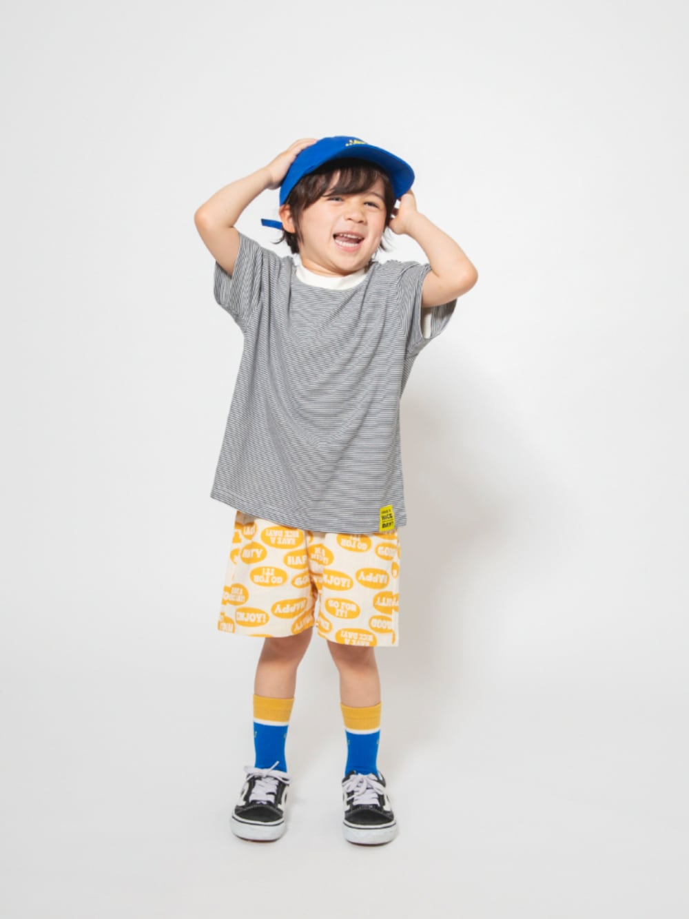 「F.O.Online Store、エフオーオンラインストア(F.O.Online Store)、BREEZE、ブリーズ、キッズコーデ、キッズファッション、男の子、ユニセックス、キャップ、ボーダー、ハーフパンツ、総柄、靴下チラ見せ、スポーツミックス、プチプラ」｜「BREEZEの【WEB限定/2Pセット】ボーダー半袖Tシャツ_ジュニア対応（Tシャツ/カットソー、ホワイト系）」を使った、F.O.OnlineStoreさん（キッズ・110cm）の夏コーディネートの1枚目の写真