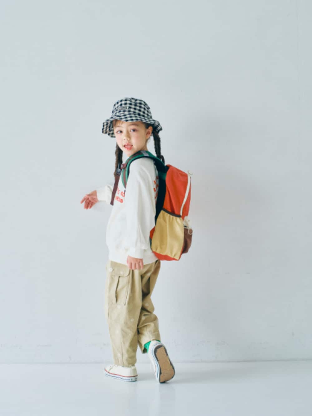 「F.O.Online Store、エフオーオンラインストア(F.O.Online Store)、p.premier、ピードットプルミエ、キッズコーデ、キッズファッション、女の子、ユニセックス、カジュアル、カジュアルコーデ、ハット、リュック、チノパン、カーゴパンツ、靴下チラ見せ」｜「p.premierのネオンカラーリブソックス（ソックス/靴下、グリーン系）」を使った、F.O.OnlineStoreさん（キッズ・110cm）の春コーディネートの1枚目の写真