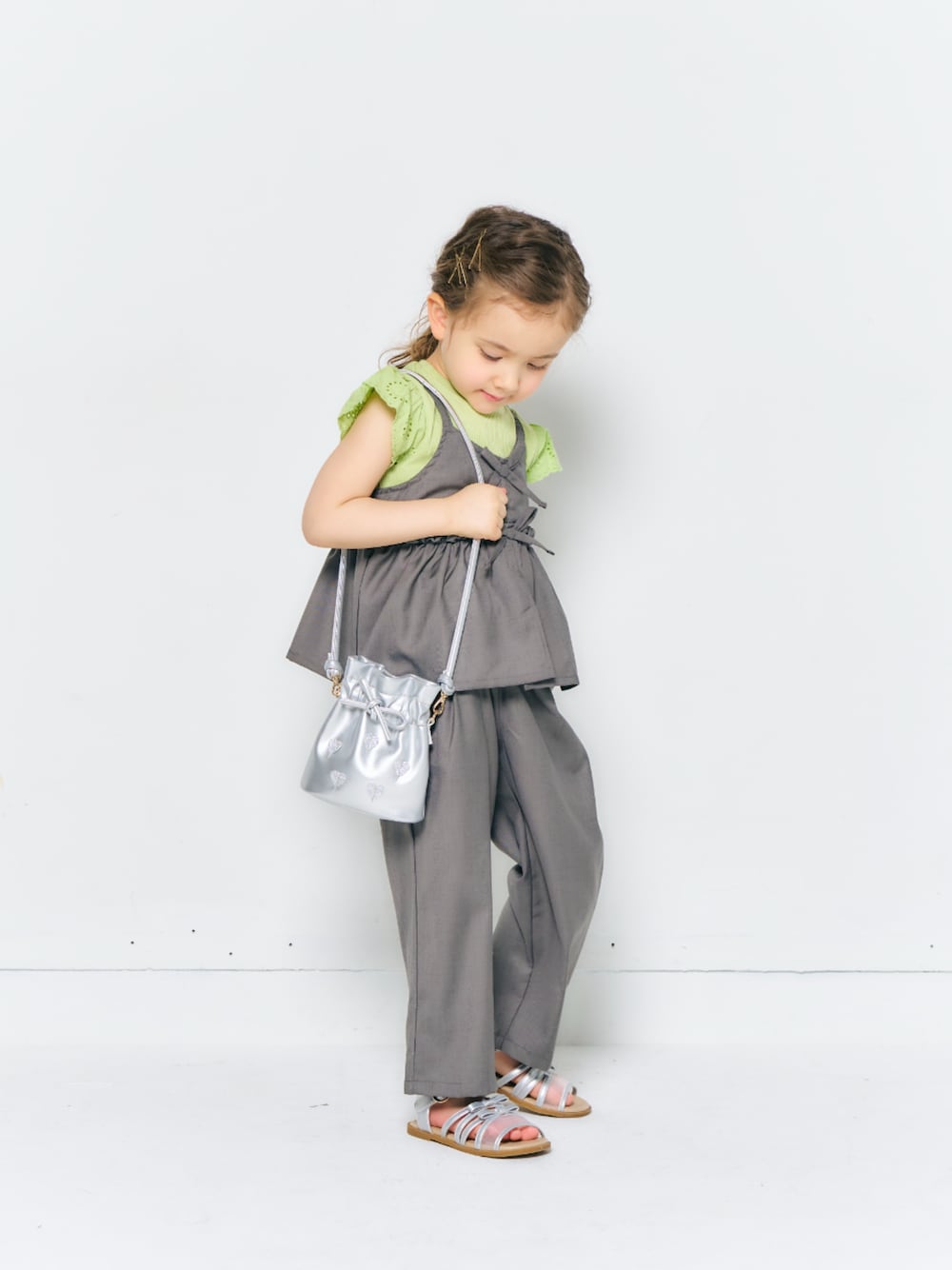 「F.O.Online Store、エフオーオンラインストア(F.O.Online Store)、apres les cours、アプレレクール、キッズコーデ、キッズファッション、女の子、女の子コーデ、フォーマル、ショルダーバッグ、セットアップ、サンダル、カジュアル、カジュアルコーデ、お出かけコーデ」｜「apres les coursのリボンメッシュサンダル（サンダル、シルバー系）」を使った、F.O.OnlineStoreさん（キッズ・110cm）の春コーディネートの1枚目の写真