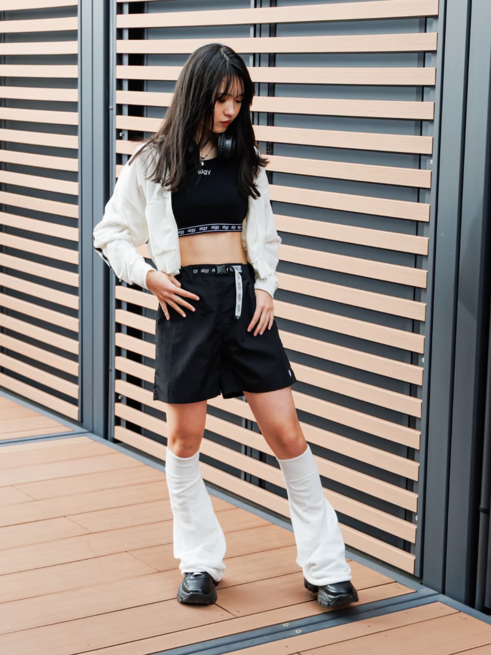 「F.O.Online Store、エフオーオンラインストア(F.O.Online Store)、ALGY、アルジー、キッズコーデ、キッズファッション、女の子、ストリート、カジュアルコーデ、パーカー、モノトーン、スニーカー、スポーツミックス、ダンス、ショートパンツ」｜「algyの厚底スニーカー（スニーカー、ブラック系）」を使った、F.O.OnlineStoreさん（キッズ・158cm）の夏コーディネートの1枚目の写真