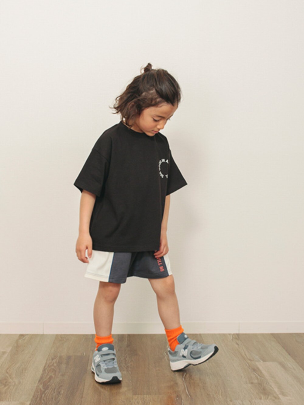 「F.O.Online Store、エフオーオンラインストア(F.O.Online Store)、BREEZE、ブリーズ、半袖シャツ、バックプリント、モノクロ、ハーフパンツ、夏コーデ、ビッグシルエット、ゆったり、ゆったりシルエット、キッズコーデ、お出かけコーデ」｜「BREEZEの【WEB限定】6色6柄ロゴTシャツ（Tシャツ/カットソー、ブラック系）」を使った、F.O.OnlineStoreさん（キッズ・110cm）の夏コーディネートの1枚目の写真