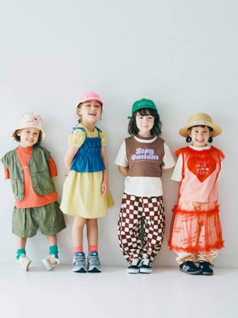 「F.O.Online Store、エフオーオンラインストア(F.O.Online Store)、p.premier、ピードットプルミエ、キッズコーデ、キッズファッション、女の子、男の子、春色、春服、レイヤードスタイル、スポーツミックス、春コーデ、靴下チラ見せ、ビスチェ」｜「p.premierのイロチ買いしたいカラーリブソックス（ソックス/靴下、レッド系）」を使った、F.O.OnlineStoreさん（キッズ・110cm）の春コーディネートの1枚目の写真