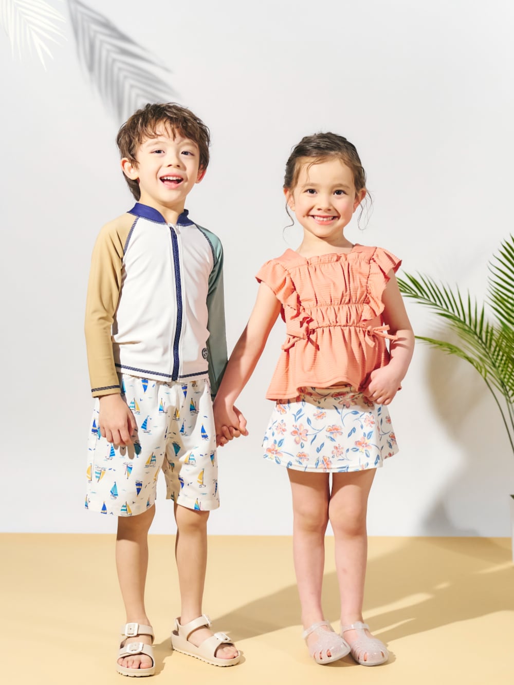 「F.O.Online Store、エフオーオンラインストア(F.O.Online Store)、apres les cours、アプレレクール、キッズコーデ、キッズファッション、女の子、男の子、水着、スイムウェア、サンダル、夏コーデ、海、プール、プチプラ」｜「apres les coursのジェリーサンダル（サンダル、ホワイト系）」を使った、F.O.OnlineStoreさん（キッズ・110cm）の春コーディネートの1枚目の写真