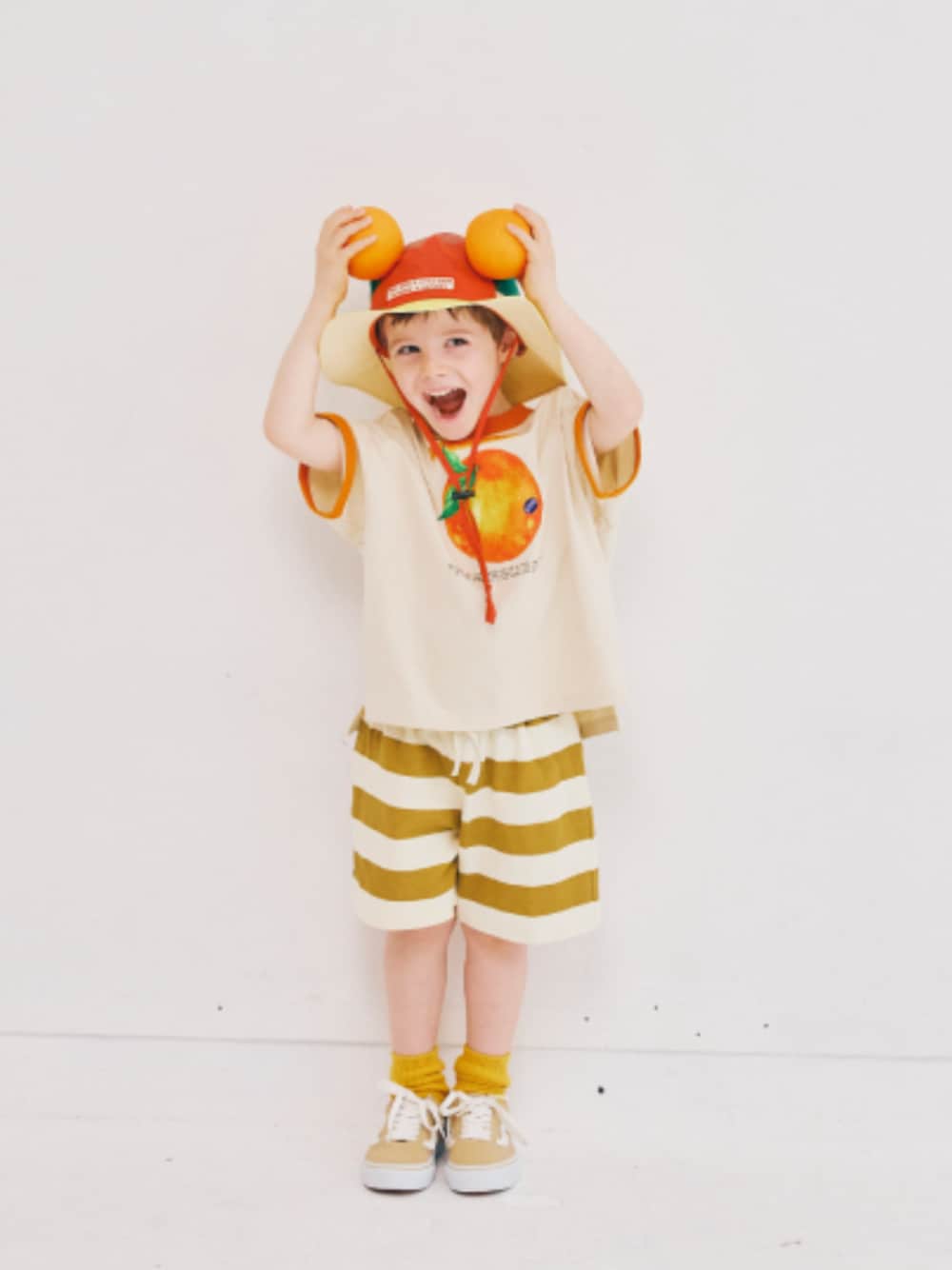 「F.O.Online Store、エフオーオンラインストア(F.O.Online Store)、p.premier、ピードットプルミエ、キッズコーデ、キッズファッション、男の子、ユニセックス、ハーフパンツ、ボーダー、靴下チラ見せ、柄シャツ、夏コーデ、きれいめカジュアル、ハット」｜「p.premierのイロチ買いしたいカラーリブソックス（ソックス/靴下、イエロー系）」を使った、F.O.OnlineStoreさん（キッズ・110cm）の夏コーディネートの1枚目の写真