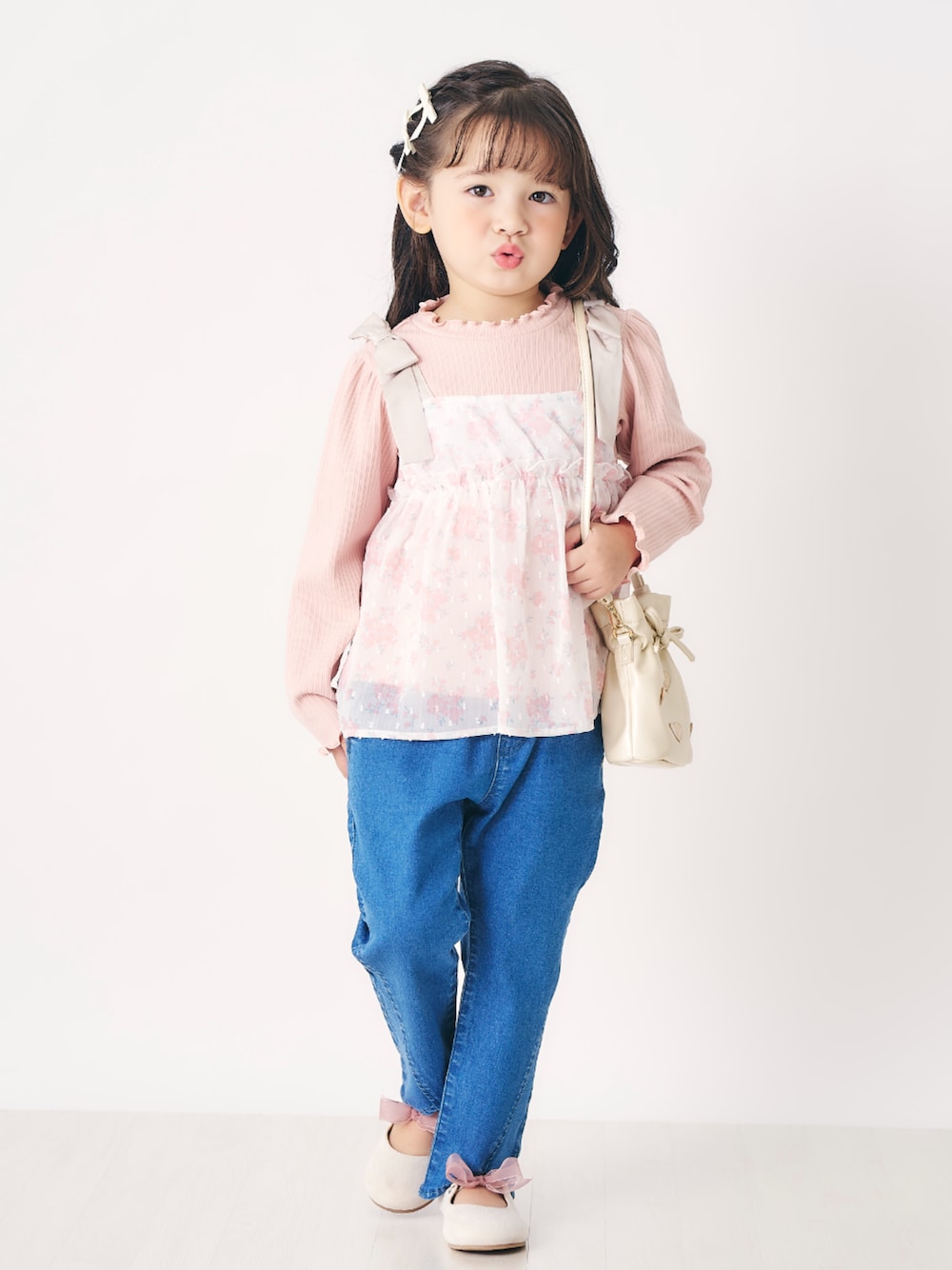 「F.O.Online Store、エフオーオンラインストア(F.O.Online Store)、apres les cours、アプレレクール、キッズコーデ、キッズファッション、女の子、春コーデ、春、春服、きれいめカジュアル、トップス、花柄、通園コーデ、通学コーデ」｜「apres les coursのリボンストラップパンプス（パンプス、ホワイト系）」を使った、F.O.OnlineStoreさん（キッズ・110cm）の冬コーディネートの1枚目の写真