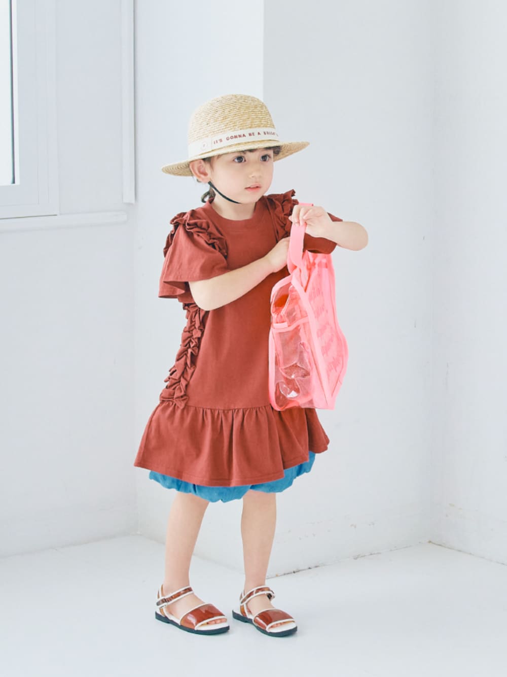 「F.O.Online Store、エフオーオンラインストア(F.O.Online Store)、p.premier、ピードットプルミエ、キッズコーデ、キッズファッション、女の子、ハット、チュニック、ハーフパンツ、サンダル、お出かけコーデ、プール、プールバッグ、夏服」｜「p.premierのロゴリボンストローハット（ハット、ホワイト系）」を使った、F.O.OnlineStoreさん（キッズ・110cm）の春コーディネートの1枚目の写真