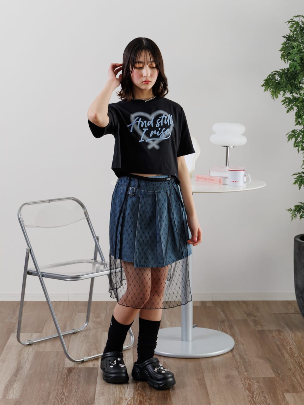 「F.O.Online Store、エフオーオンラインストア(F.O.Online Store)、ALGY、アルジー、キッズコーデ、キッズファッション、女の子、カジュアル、カジュアルコーデ、お出かけコーデ、デニムスカート、チュールスカート、モノトーン、ブラックコーデ、プチプラ」｜「algyのクロッグサンダルアクセサリー（シューズアクセサリー、ホワイト系）」を使った、F.O.OnlineStoreさん（キッズ・153cm）の夏コーディネートの1枚目の写真