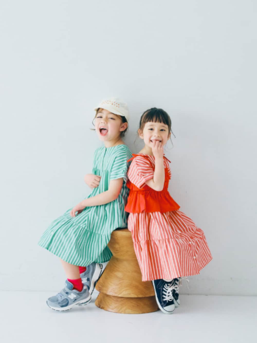 「F.O.Online Store、エフオーオンラインストア(F.O.Online Store)、p.premier、ピードットプルミエ、キッズコーデ、キッズファッション、女の子、ワンピース、レイヤードスタイル、リンクコーデ、キャップ、靴下チラ見せ、きれいめカジュアル、ストライプ、お出かけコーデ」｜「p.premierのネオンカラーリブソックス（ソックス/靴下、ピンク系）」を使った、F.O.OnlineStoreさん（キッズ・110cm）の春コーディネートの1枚目の写真