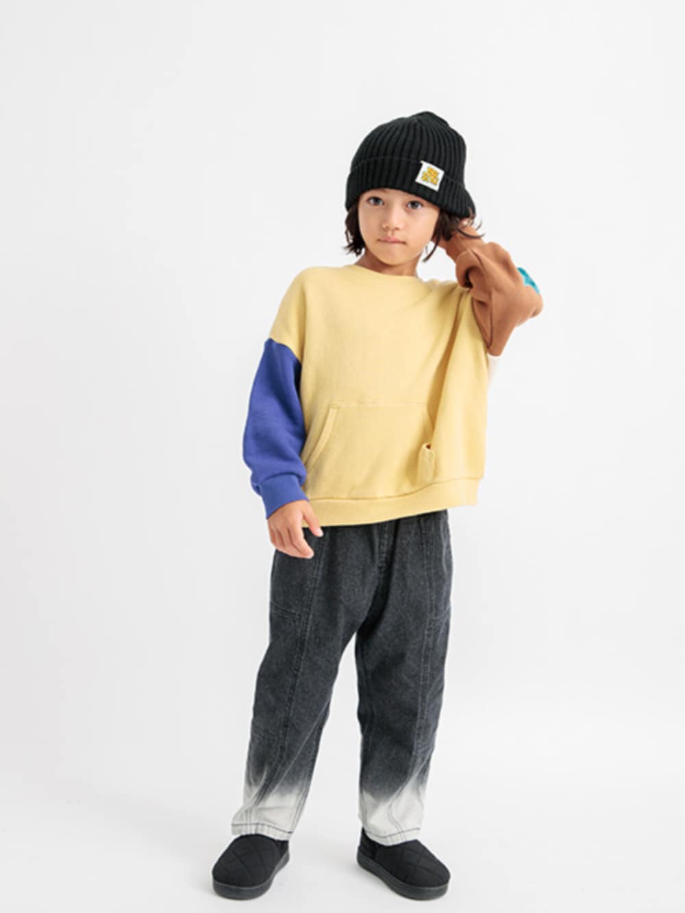 「F.O.Online Store、エフオーオンラインストア(F.O.Online Store)、BREEZE、ブリーズ、ニット帽、トレーナー、スウェット、レインボー、カラフル、ワッペン、カラーコーデ、デニムパンツ、ゆったりコーデ、ゆったり、男の子」｜「BREEZEのキルトシューズ（スリッポン、ブラック系）」を使った、F.O.OnlineStoreさん（キッズ・110cm）の秋コーディネートの1枚目の写真