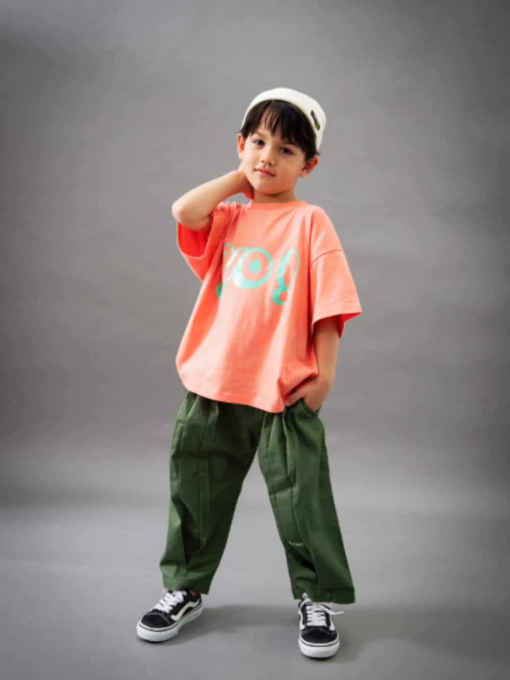 「F.O.Online Store、エフオーオンラインストア(F.O.Online Store)、BREEZE、ブリーズ、キッズコーデ、キッズファッション、男の子、ユニセックス、ストリート、カジュアル、カジュアルコーデ、ニット帽、ワイドパンツ、ロゴT、モード」｜「BREEZEの【B NEW JACK】サマーニット帽（ニットキャップ/ビーニー、ホワイト系）」を使った、F.O.OnlineStoreさん（キッズ・110cm）の春コーディネートの1枚目の写真