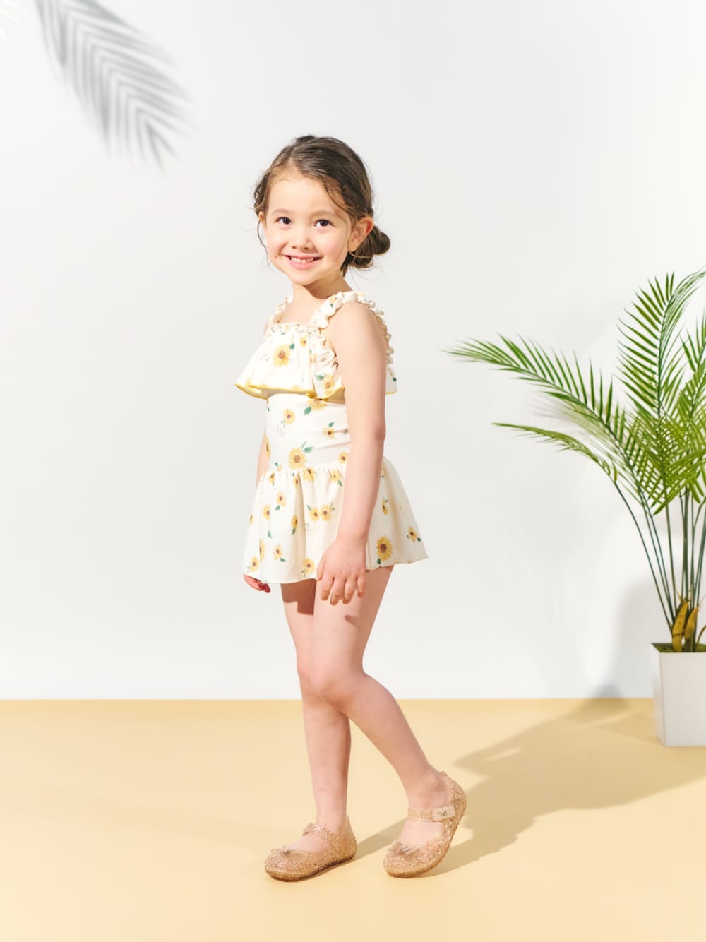 「F.O.Online Store、エフオーオンラインストア(F.O.Online Store)、apres les cours、アプレレクール、キッズコーデ、キッズファッション、女の子、女の子コーデ、水着、ワンピース、サンダル、プール、夏コーデ、海、花柄」｜「apres les coursのさくらんぼ・ひまわり・ハート柄ワンピース水着（水着、ホワイト系）」を使った、F.O.OnlineStoreさん（キッズ・110cm）の夏コーディネートの1枚目の写真
