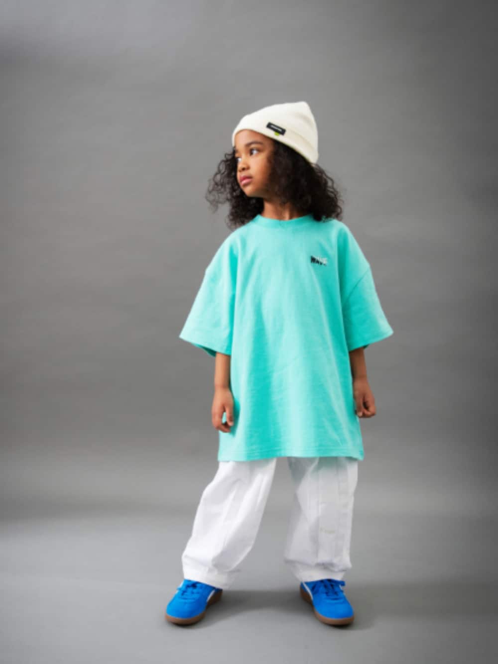 「F.O.Online Store、エフオーオンラインストア(F.O.Online Store)、BREEZE、ブリーズ、キッズコーデ、キッズファッション、女の子、ユニセックス、ストリート、カジュアル、カジュアルコーデ、ニット帽、モード、ワイドパンツ、ビッグT」｜「BREEZEの【B NEW JACK】サマーニット帽（ニットキャップ/ビーニー、ホワイト系）」を使った、F.O.OnlineStoreさん（キッズ・110cm）の春コーディネートの1枚目の写真