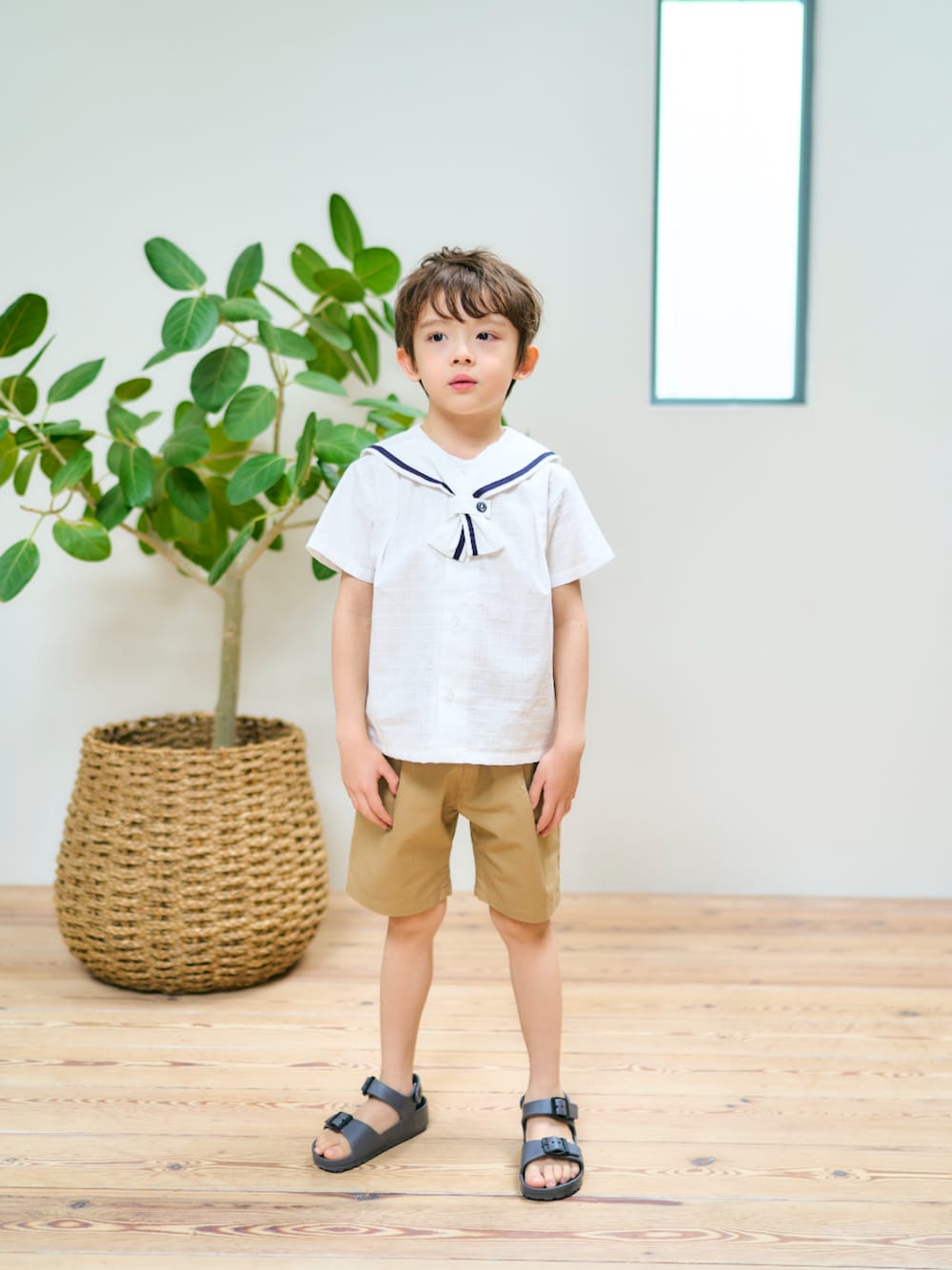 「F.O.Online Store、エフオーオンラインストア(F.O.Online Store)、apres les cours、アプレレクール、キッズコーデ、キッズファッション、男の子、男の子コーデ、ハーフパンツ、春夏コーデ、サンダル、きれいめカジュアル、お出かけコーデ、プチプラ、カジュアルコーデ」｜「apres les coursの【ジュニア対応】スタンダードタックショートパンツ（その他パンツ、ベージュ系）」を使った、F.O.OnlineStoreさん（キッズ・110cm）の春コーディネートの1枚目の写真