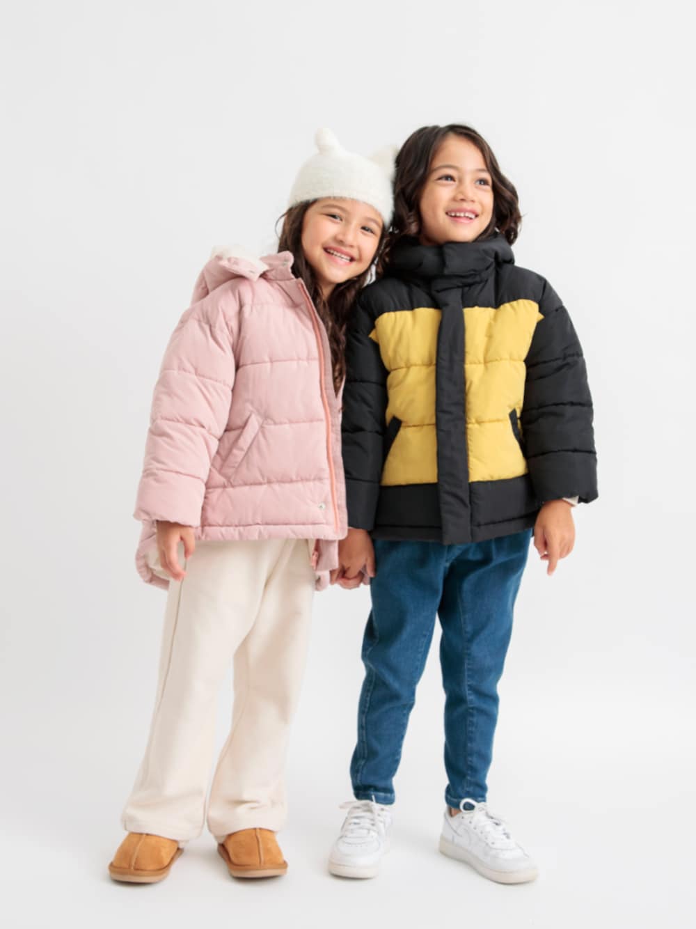 「サロペット、ブーツ、キッズファッション、秋冬コーデ、ムートンブーツ、冬コーデ、アウター、ダウンジャケット、BREEZE、ブリーズ、エフオーオンラインストア(F.O.Online Store)」｜「BREEZEのハートポケットサロペット（サロペット/オーバーオール、ホワイト系）」を使った、F.O.OnlineStoreさん（キッズ・110cm）の秋コーディネートの1枚目の写真