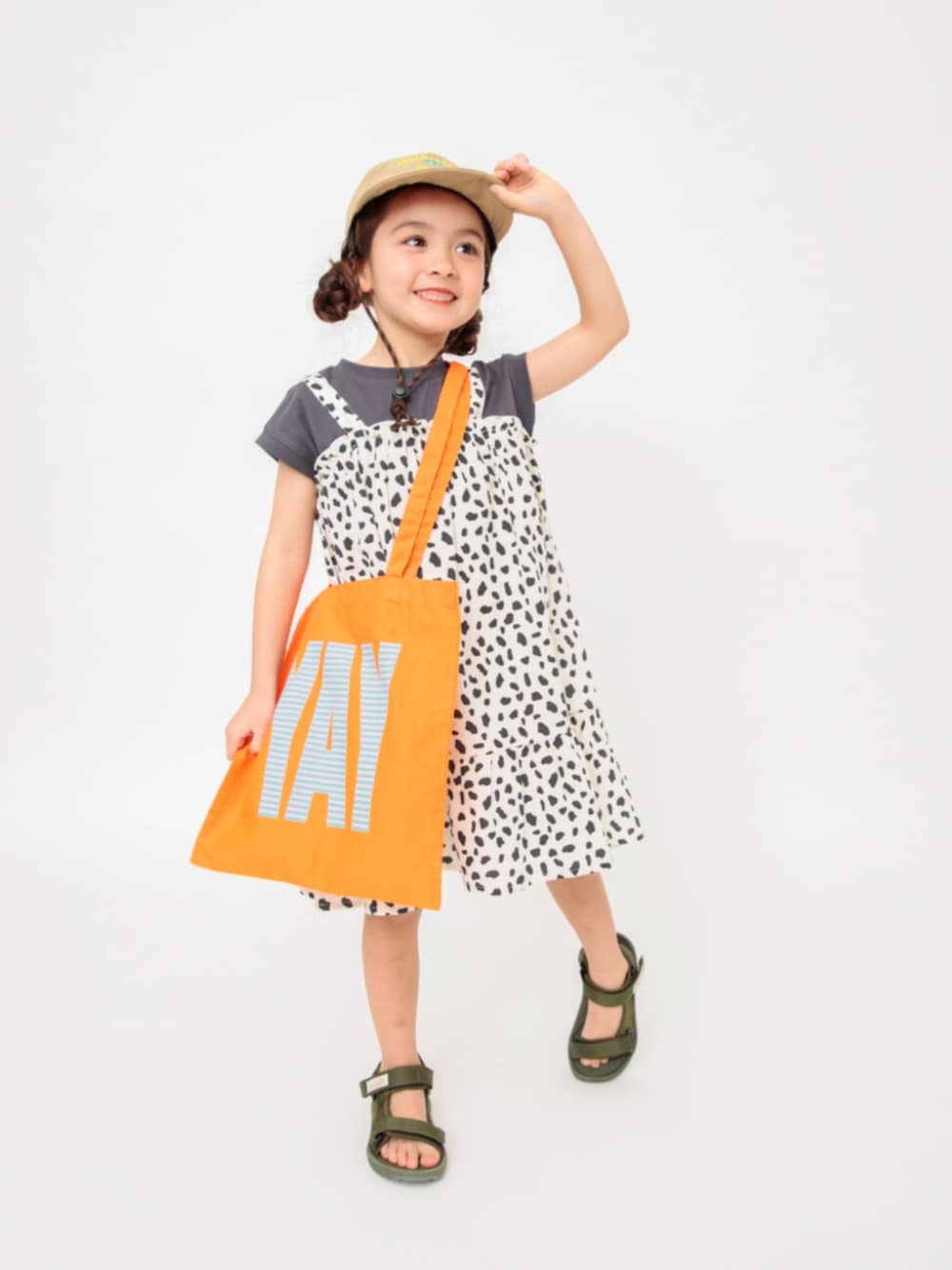 「F.O.Online Store、エフオーオンラインストア(F.O.Online Store)、BREEZE、ブリーズ、キッズコーデ、キッズファッション、女の子、女の子コーデ、ワンピース、レイヤードスタイル、キャップ、サンダル、トートバッグ、休日スタイル、カジュアルコーデ」｜「BREEZEのアクティブテープサンダル（サンダル、グリーン系）」を使った、F.O.OnlineStoreさん（キッズ・110cm）の春コーディネートの1枚目の写真