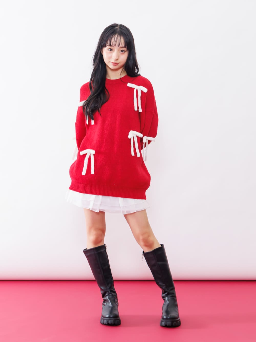 ブラック系のブーツ、ホワイト系のスカート、レッド系のワンピースを着用したキッズの秋コーディネートの1枚目の写真