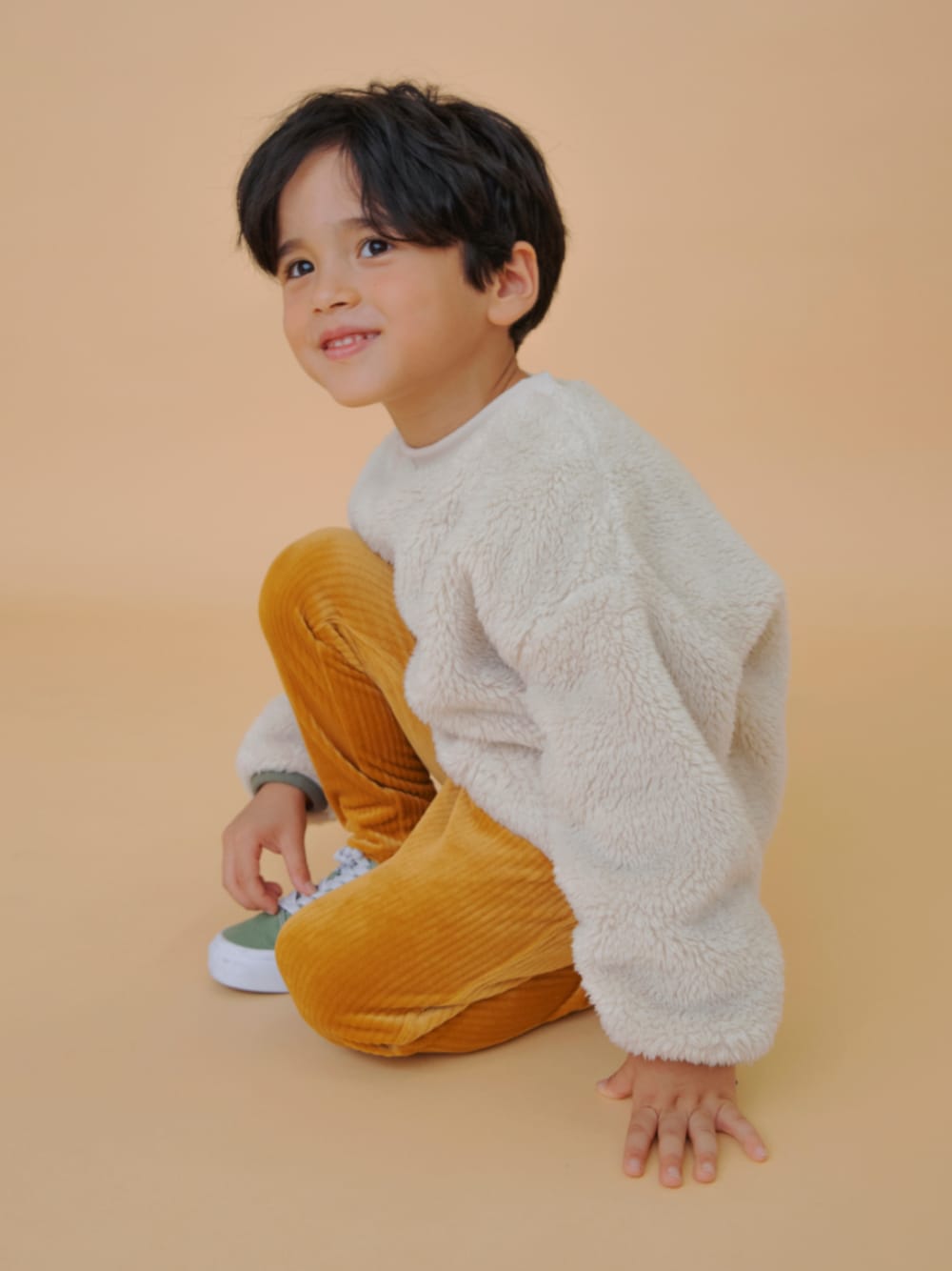 ホワイト系のスウェット、イエロー系のその他パンツを着用したキッズの秋コーディネートの1枚目の写真
