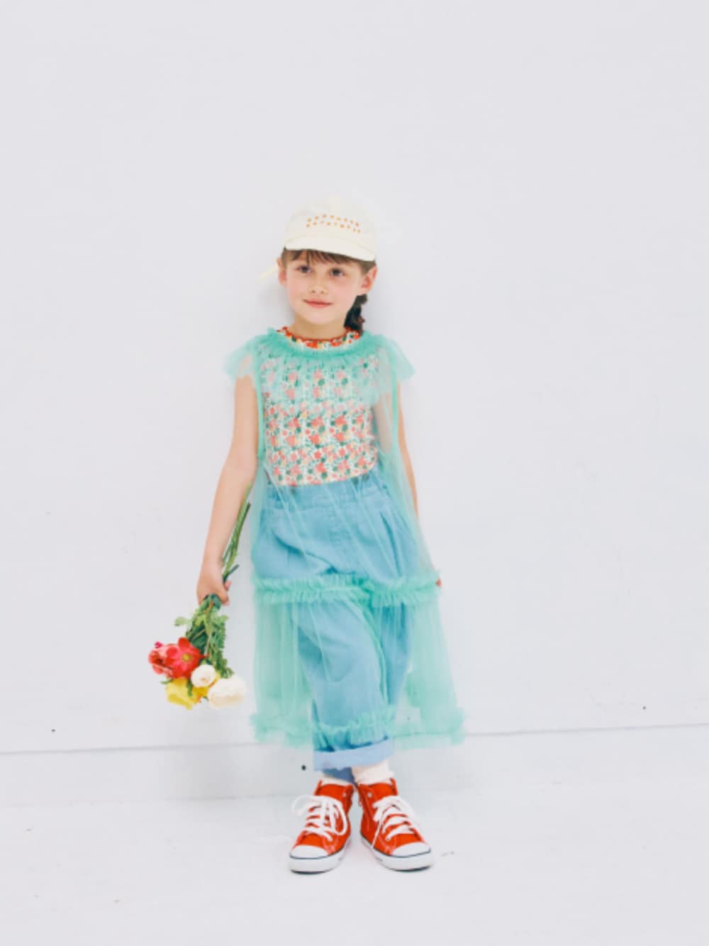 「F.O.Online Store、エフオーオンラインストア(F.O.Online Store)、p.premier、ピードットプルミエ、キッズコーデ、キッズファッション、女の子、女の子コーデ、サロペット、キャップ、靴下チラ見せ、春夏コーデ、お出かけコーデ、花柄、レイヤードスタイル」｜「p.premierのイロチ買いしたいカラーリブソックス（ソックス/靴下、ホワイト系）」を使った、F.O.OnlineStoreさん（キッズ・110cm）の春コーディネートの1枚目の写真